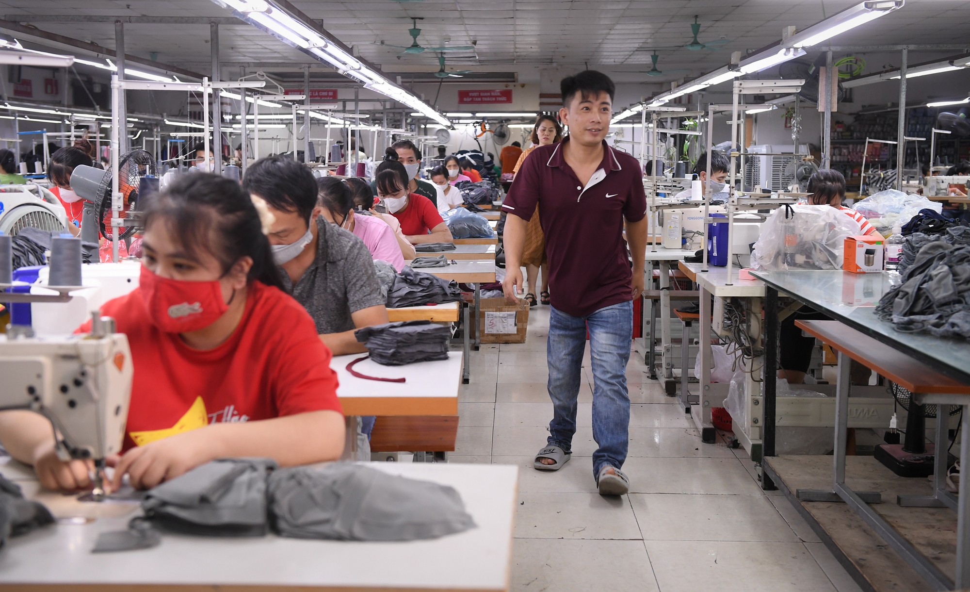 Những mẩu chuyện đáng yêu bên trong xưởng may "thiên thần", nơi một cặp đôi "tí hon" đã nên duyên vợ chồng - Ảnh 2.