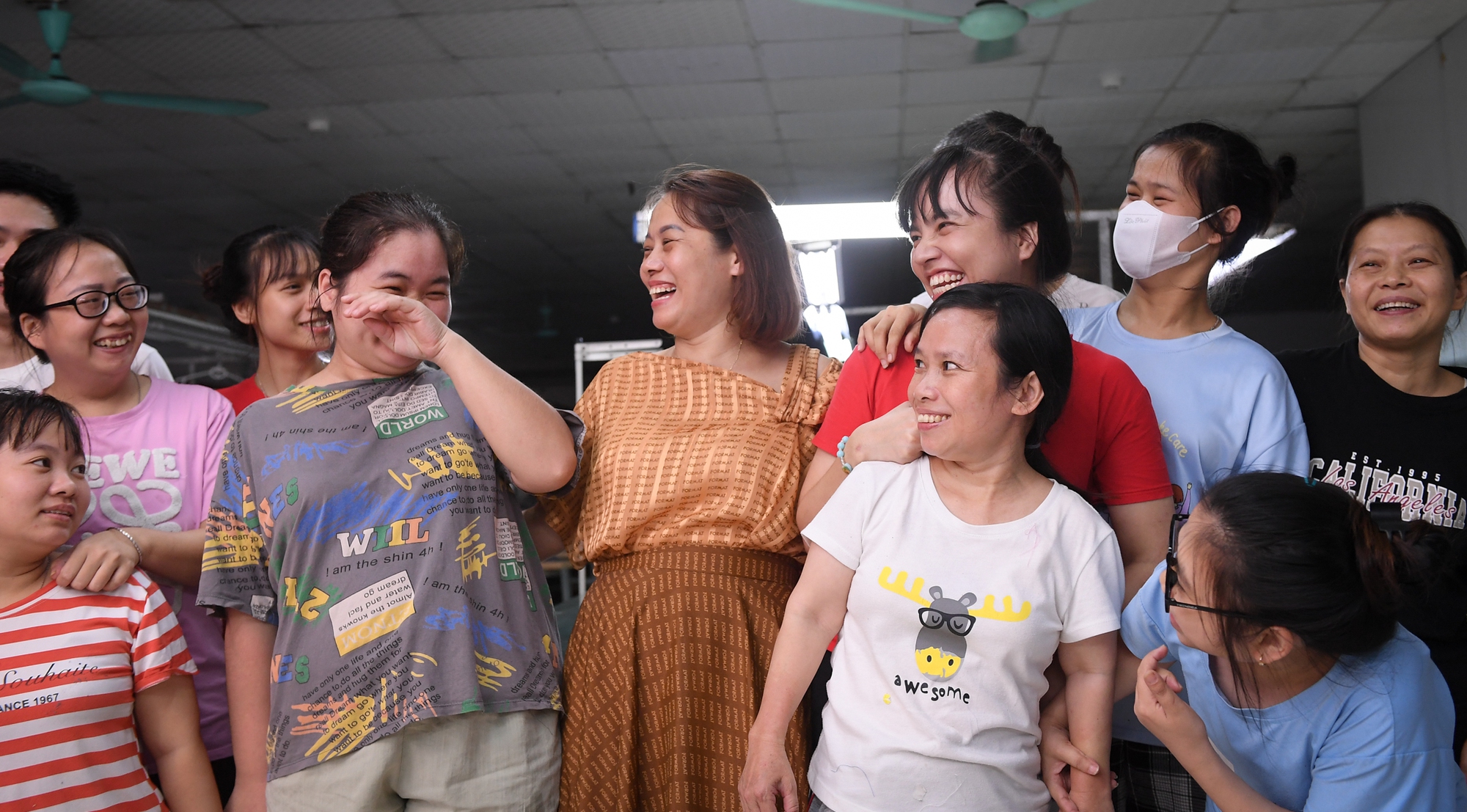 Những mẩu chuyện đáng yêu bên trong xưởng may "thiên thần", nơi một cặp đôi "tí hon" đã nên duyên vợ chồng - Ảnh 9.