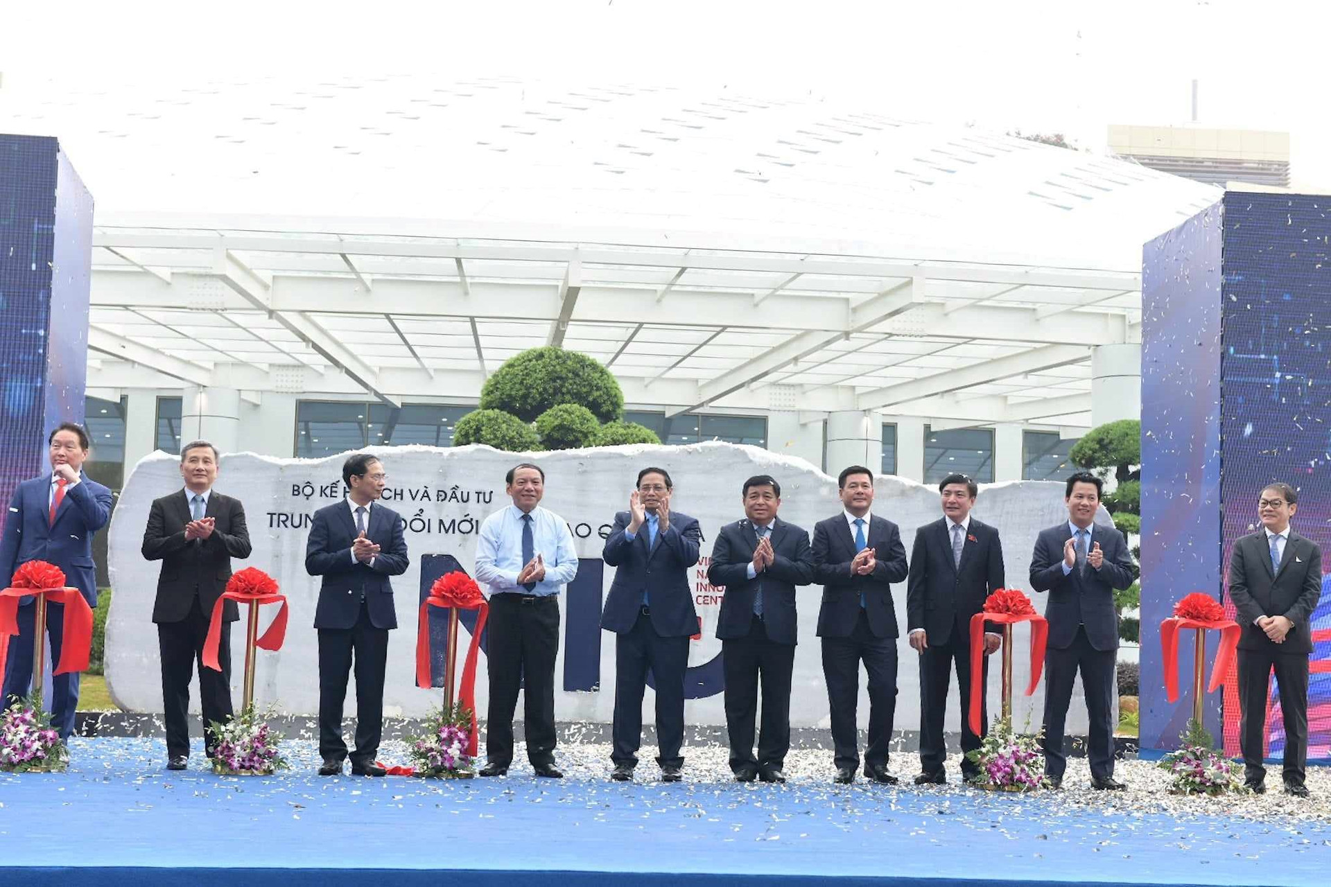 Chính thức khánh thành Trung tâm Đổi mới sáng tạo Quốc gia tại Hòa Lạc, ký kết với loạt ông lớn SpaceX, Samsung, FPT - Ảnh 1.