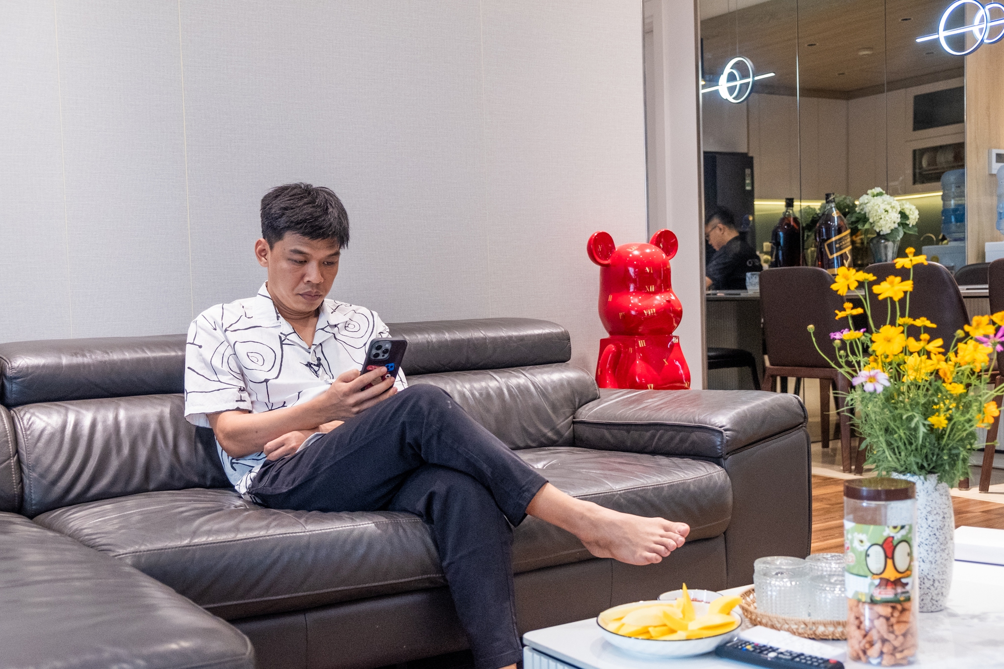 Khám phá nhà mới ấm cúng và món đồ đặc biệt liên quan đến Táo quân của diễn viên Trung Ruồi - Ảnh 4. Khám phá nhà mới ấm cúng và món đồ đặc biệt liên quan đến Táo quân của diễn viên Trung Ruồi - Ảnh 4.
