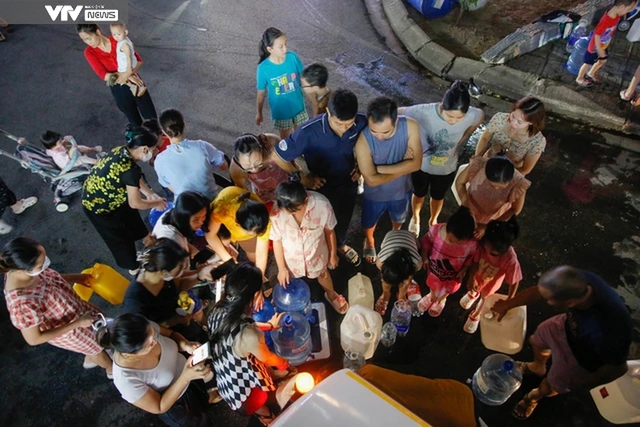 Điểm tuần: Những xáo trộn trong… ổn định - Ảnh 1. Điểm tuần: Những xáo trộn trong… ổn định - Ảnh 1.