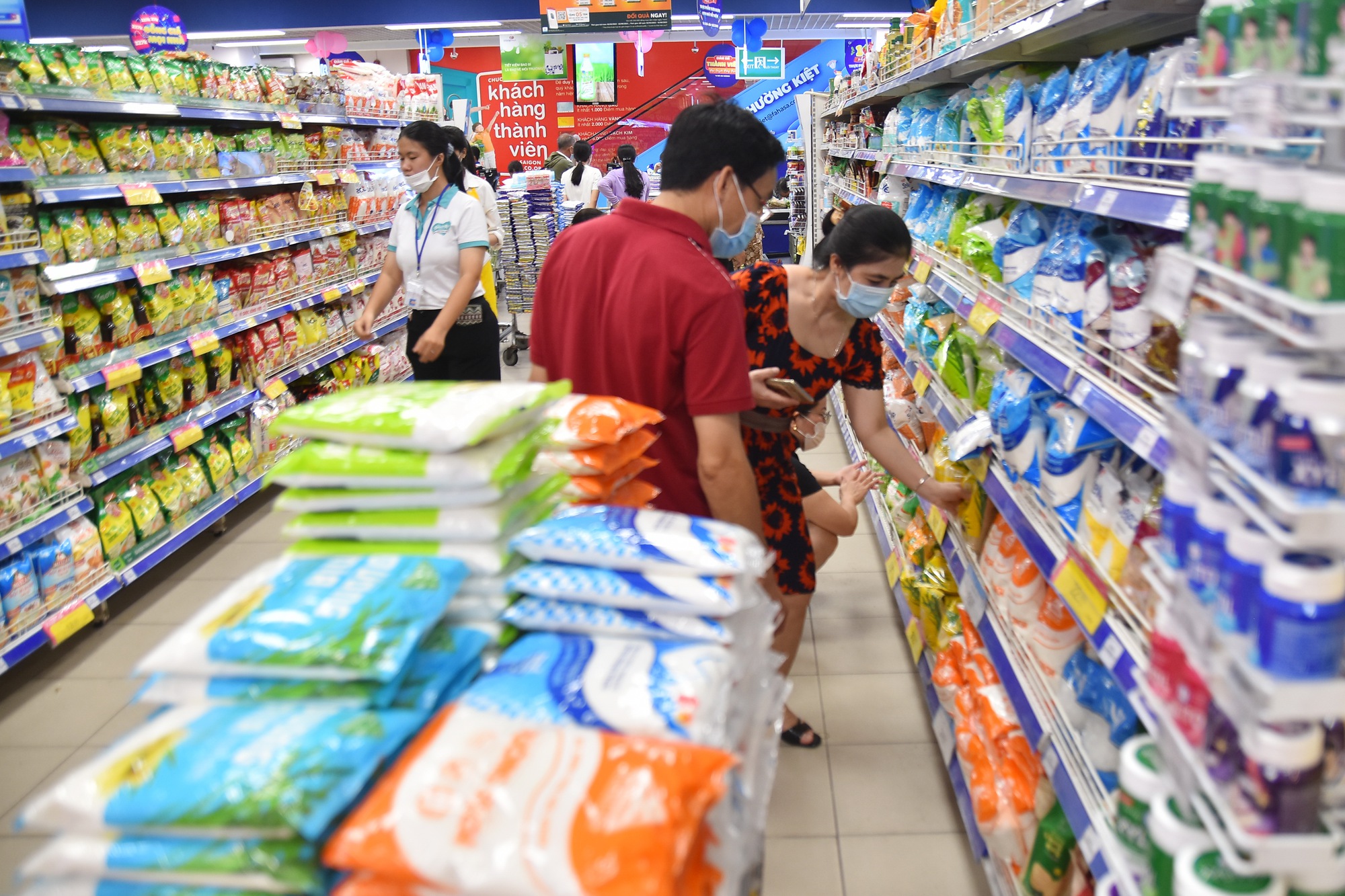 Nên giảm đồng loạt 2% thuế GTGT - Ảnh 1. Nên giảm đồng loạt 2% thuế GTGT - Ảnh 1.