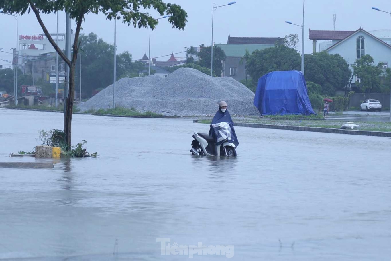 Mưa trắng trời 'nhấn chìm' nhiều tuyến đường ở TP Vinh - Ảnh 5.