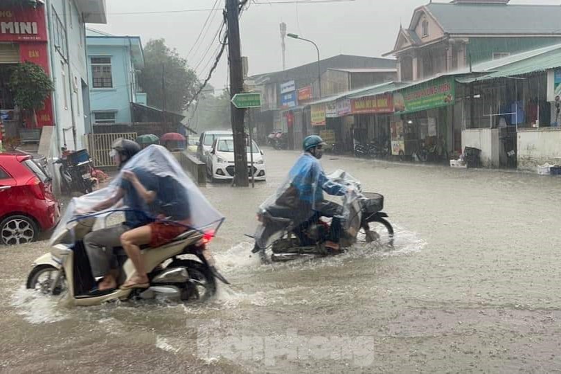 Mưa trắng trời 'nhấn chìm' nhiều tuyến đường ở TP Vinh - Ảnh 4.