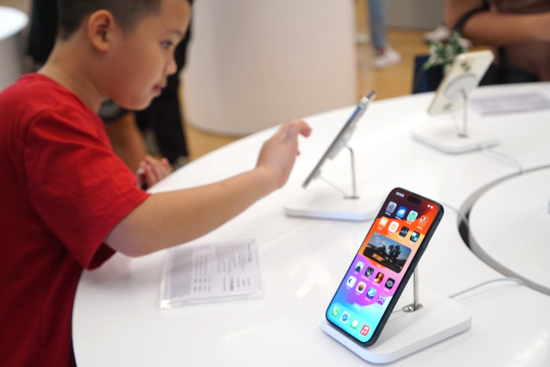 Chi 1.000 tỷ mua iPhone 15 trong ‘một nốt nhạc’, người Việt vẫn còn ‘bạo tay lắm’ - Ảnh 3.