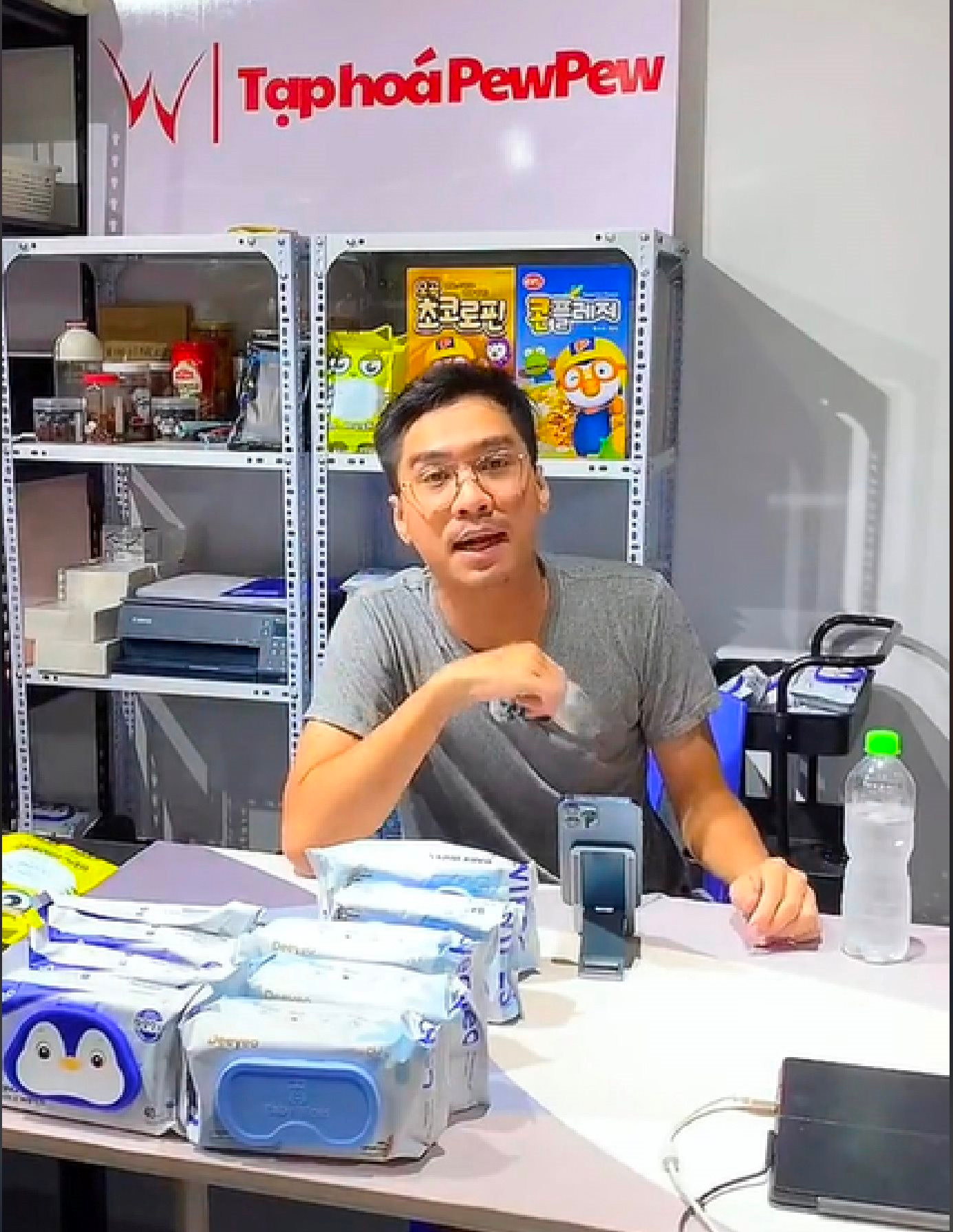 PewPew tiết lộ lý do khởi nghiệp siêu dị trên TikTok với giấy vệ sinh, livestream bằng kỷ vật tình yêu, và chuyện ‘chưa có nhãn hàng nào phải buồn’ - Ảnh 7.