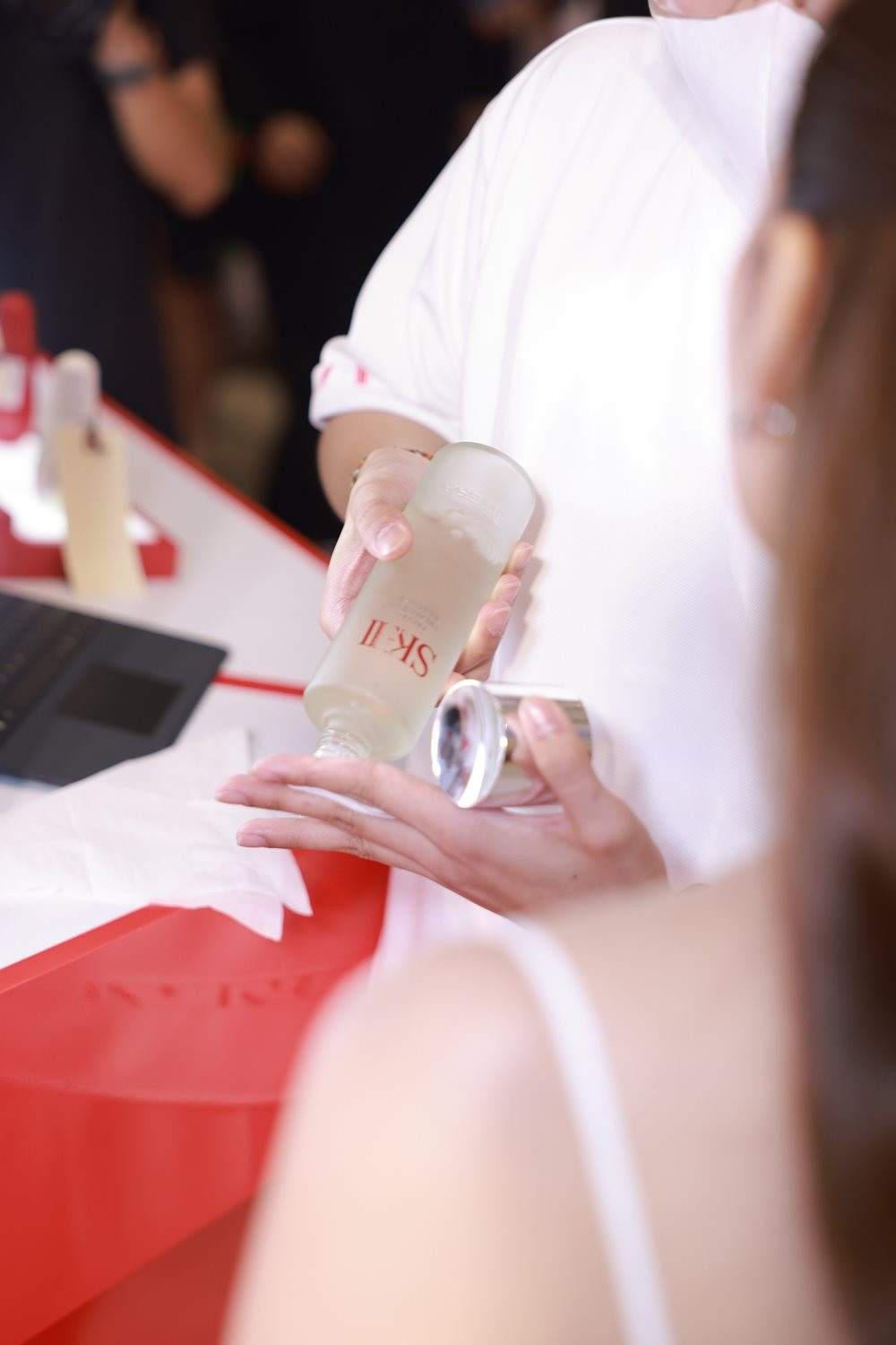 "Nước thần" SK-II từ Nhật Bản vừa khai trương cửa hàng đầu tiên tại Việt Nam, lập tức đối mặt với 2 nhóm đối thủ cực lớn - Ảnh 2.