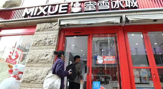 Gây tranh cãi tại Việt Nam, Mixue tăng tốc thâm nhập vào một thị trường khó nhằn nơi chuỗi Starbucks có 1.800 cửa hàng - Quán cà phê mọc như nấm với giá cực rẻ - Ảnh 1.