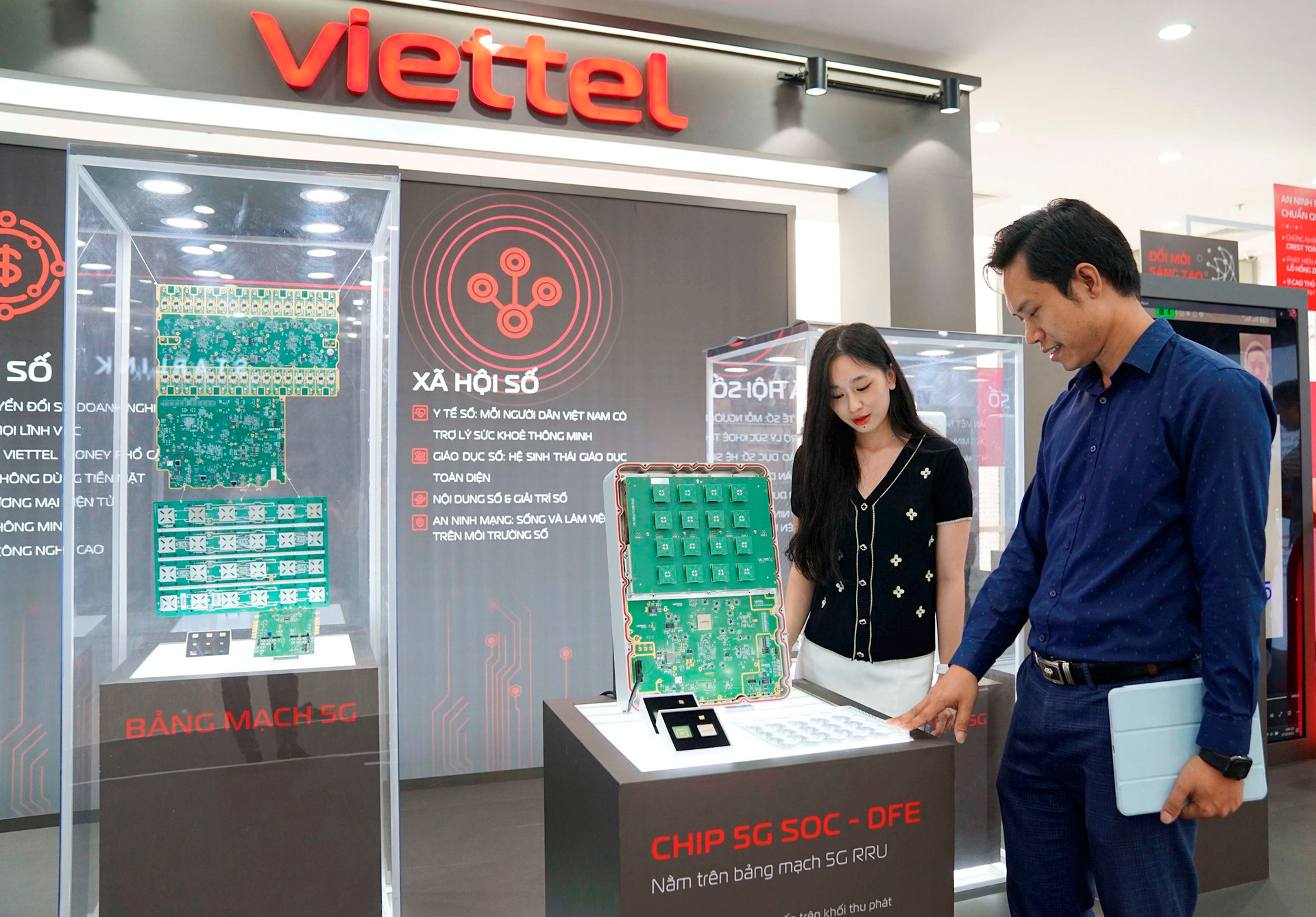 Viettel, Samsung, SpaceX hội tụ tại Triển lãm Quốc tế Đổi mới sáng tạo Việt Nam 2023: Trình diễn hàng loạt công nghệ mới, công bố chip 5G - Ảnh 6. Viettel, Samsung, SpaceX hội tụ tại Triển lãm Quốc tế Đổi mới sáng tạo Việt Nam 2023: Trình diễn hàng loạt công nghệ mới, công bố chip 5G - Ảnh 6.
