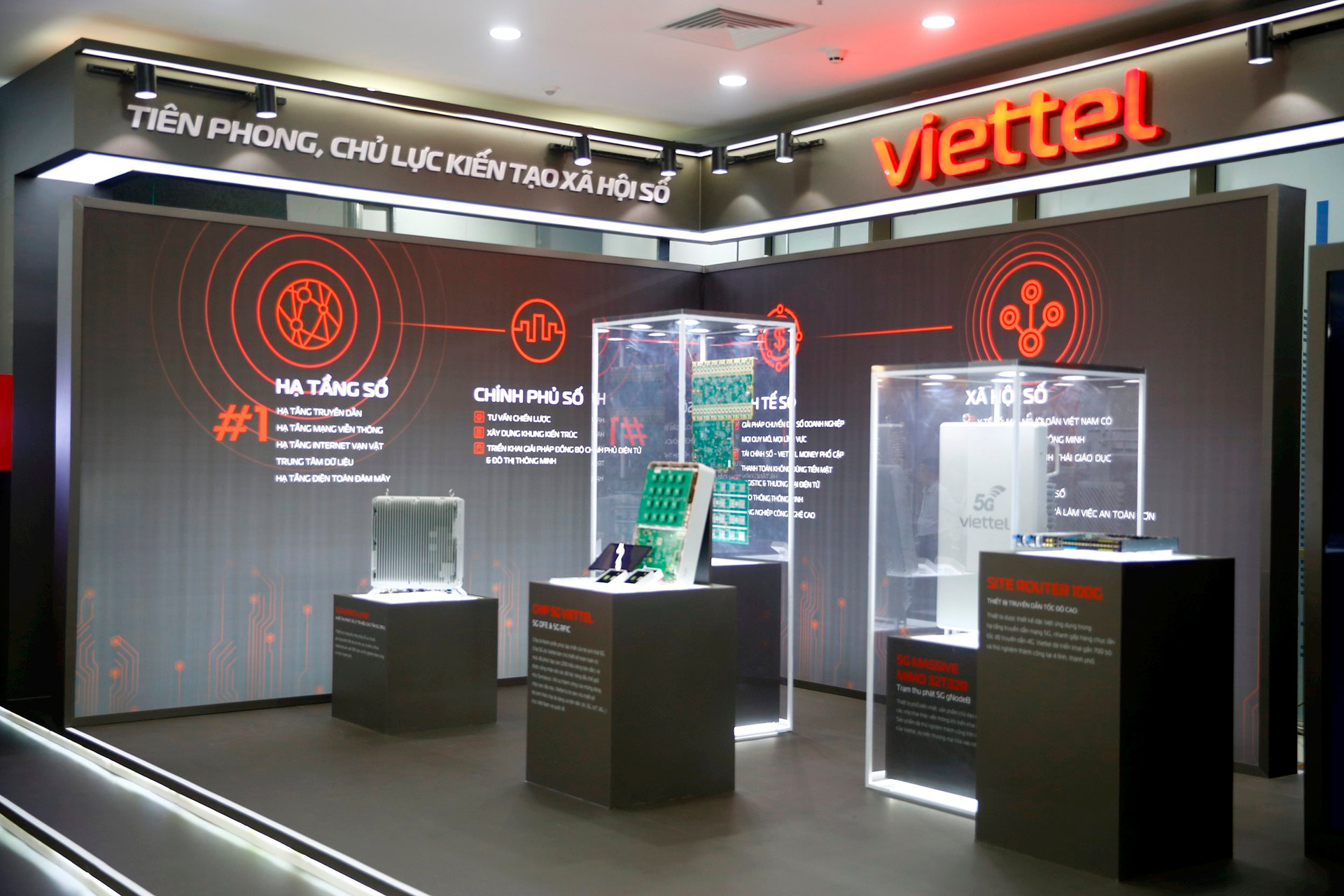 Viettel, Samsung, SpaceX hội tụ tại Triển lãm Quốc tế Đổi mới sáng tạo Việt Nam 2023: Trình diễn hàng loạt công nghệ mới, công bố chip 5G - Ảnh 8. Viettel, Samsung, SpaceX hội tụ tại Triển lãm Quốc tế Đổi mới sáng tạo Việt Nam 2023: Trình diễn hàng loạt công nghệ mới, công bố chip 5G - Ảnh 8.