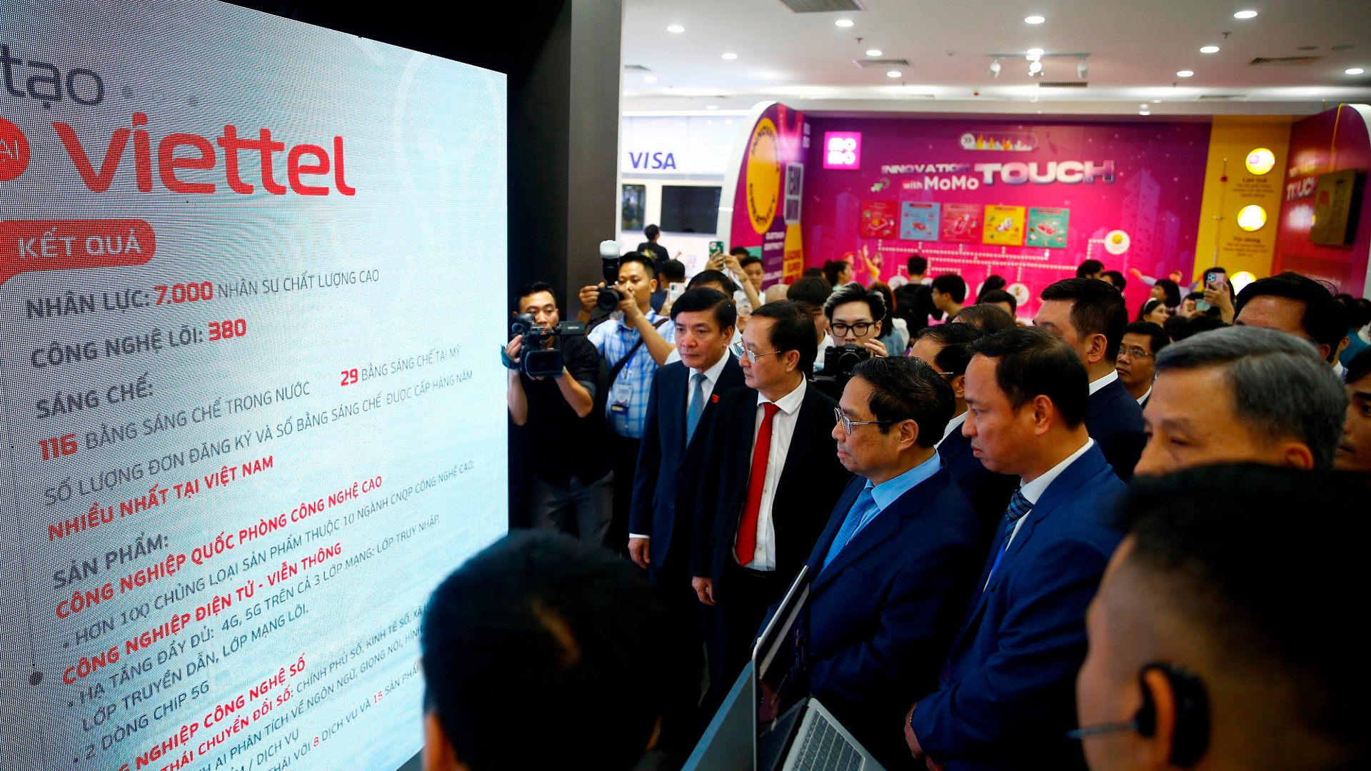 Viettel, Samsung, SpaceX hội tụ tại Triển lãm Quốc tế Đổi mới sáng tạo Việt Nam 2023: Trình diễn hàng loạt công nghệ mới, công bố chip 5G - Ảnh 4. Viettel, Samsung, SpaceX hội tụ tại Triển lãm Quốc tế Đổi mới sáng tạo Việt Nam 2023: Trình diễn hàng loạt công nghệ mới, công bố chip 5G - Ảnh 4.