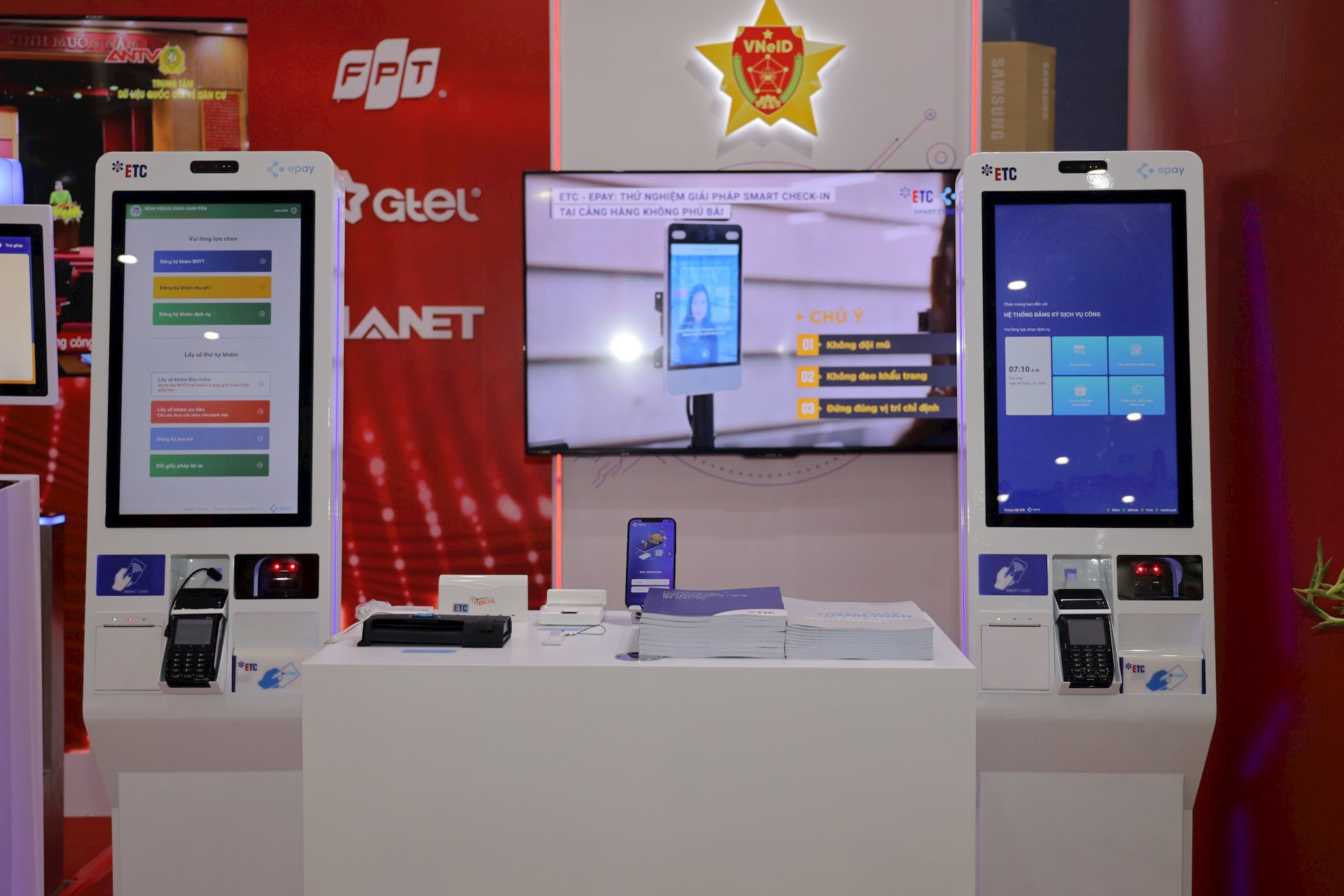 Viettel, Samsung, SpaceX hội tụ tại Triển lãm Quốc tế Đổi mới sáng tạo Việt Nam 2023: Trình diễn hàng loạt công nghệ mới, công bố chip 5G - Ảnh 15. Viettel, Samsung, SpaceX hội tụ tại Triển lãm Quốc tế Đổi mới sáng tạo Việt Nam 2023: Trình diễn hàng loạt công nghệ mới, công bố chip 5G - Ảnh 15.