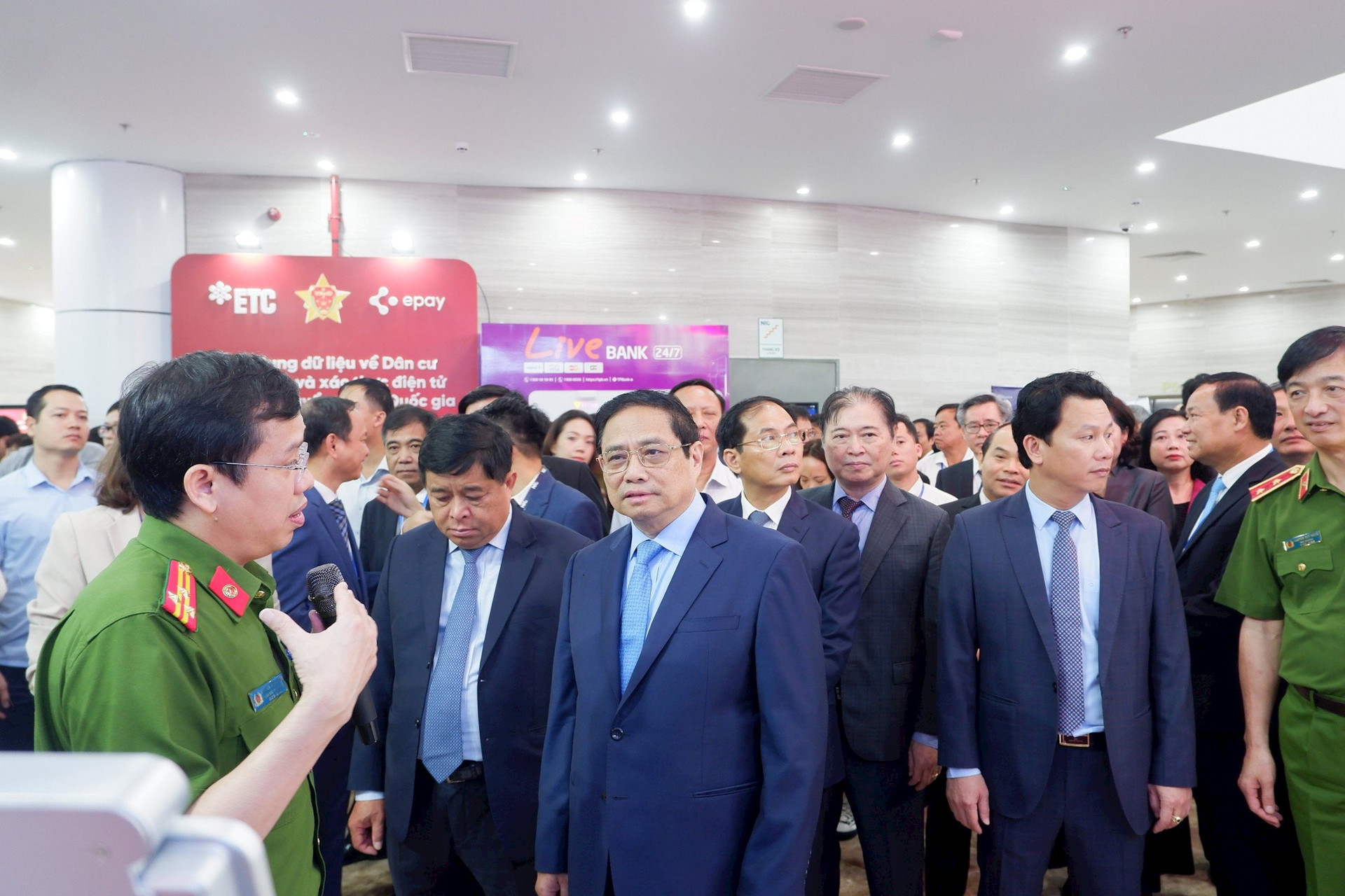 Viettel, Samsung, SpaceX hội tụ tại Triển lãm Quốc tế Đổi mới sáng tạo Việt Nam 2023: Trình diễn hàng loạt công nghệ mới, công bố chip 5G - Ảnh 14. Viettel, Samsung, SpaceX hội tụ tại Triển lãm Quốc tế Đổi mới sáng tạo Việt Nam 2023: Trình diễn hàng loạt công nghệ mới, công bố chip 5G - Ảnh 14.