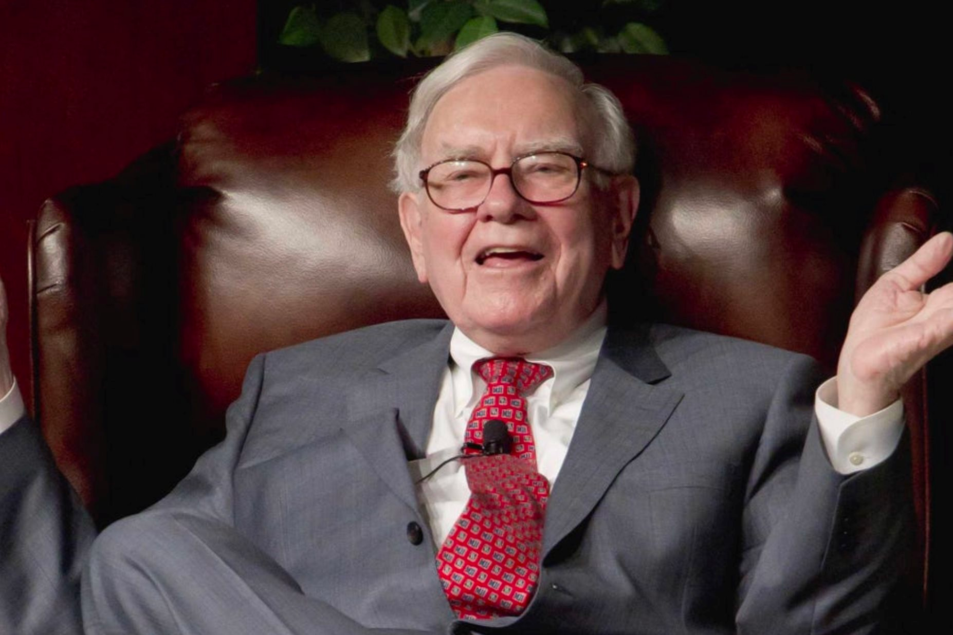 Chứng khoán Mỹ rơi vào vùng điều chỉnh, nhưng đây là lý do Warren Buffett cho rằng sự kiện này 'đáng để ăn mừng' - Ảnh 1.