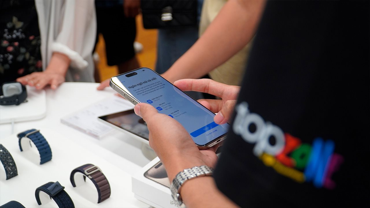 Thu hàng trăm tỷ đồng nhờ Iphone 15 mới ra mắt, Thế Giới Di Động (MWG) báo doanh thu tháng 9 lên cao nhất từ đầu năm - Ảnh 1.