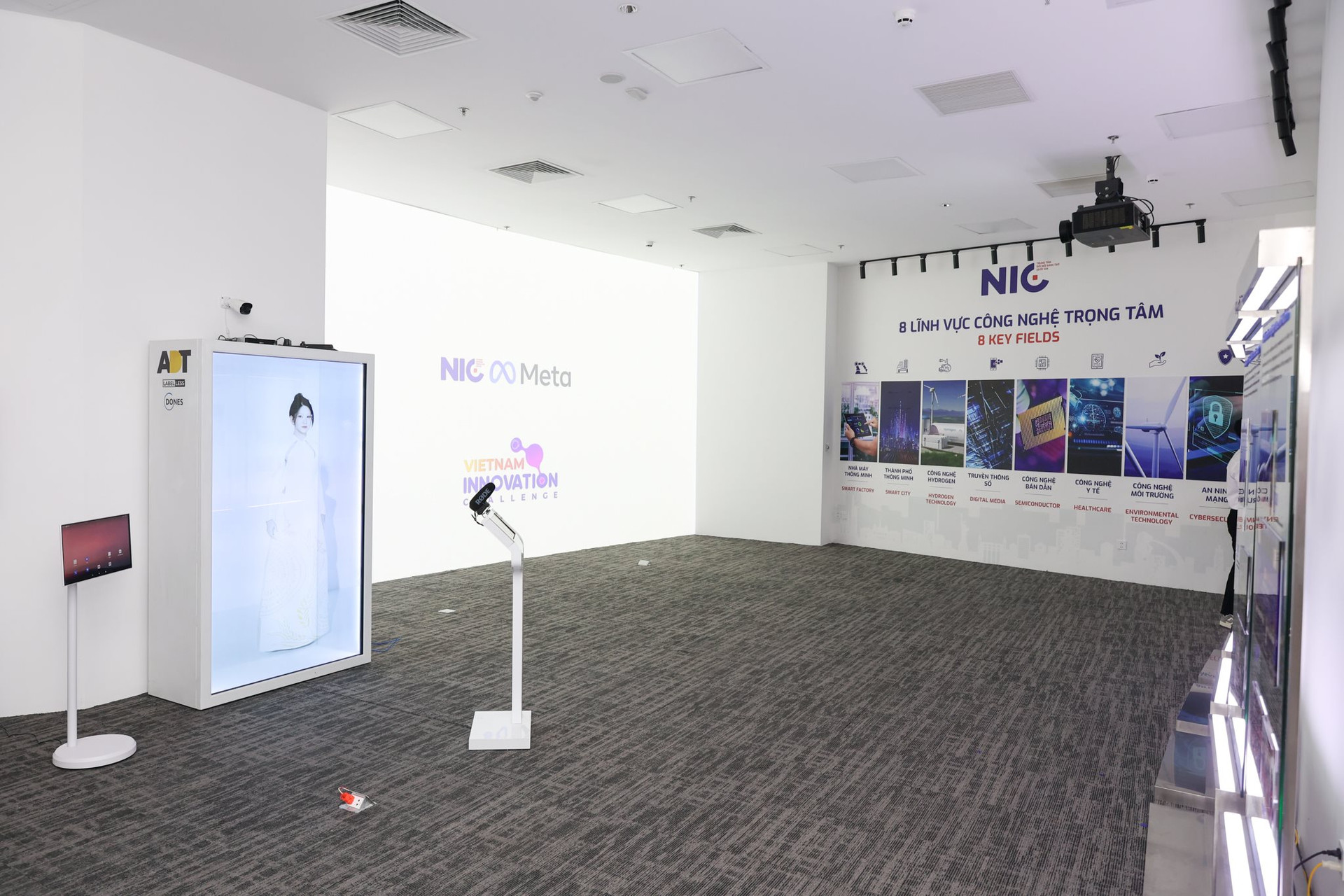 Viettel, Samsung, SpaceX hội tụ tại Triển lãm Quốc tế Đổi mới sáng tạo Việt Nam 2023: Trình diễn hàng loạt công nghệ mới, công bố chip 5G - Ảnh 17. Viettel, Samsung, SpaceX hội tụ tại Triển lãm Quốc tế Đổi mới sáng tạo Việt Nam 2023: Trình diễn hàng loạt công nghệ mới, công bố chip 5G - Ảnh 17.