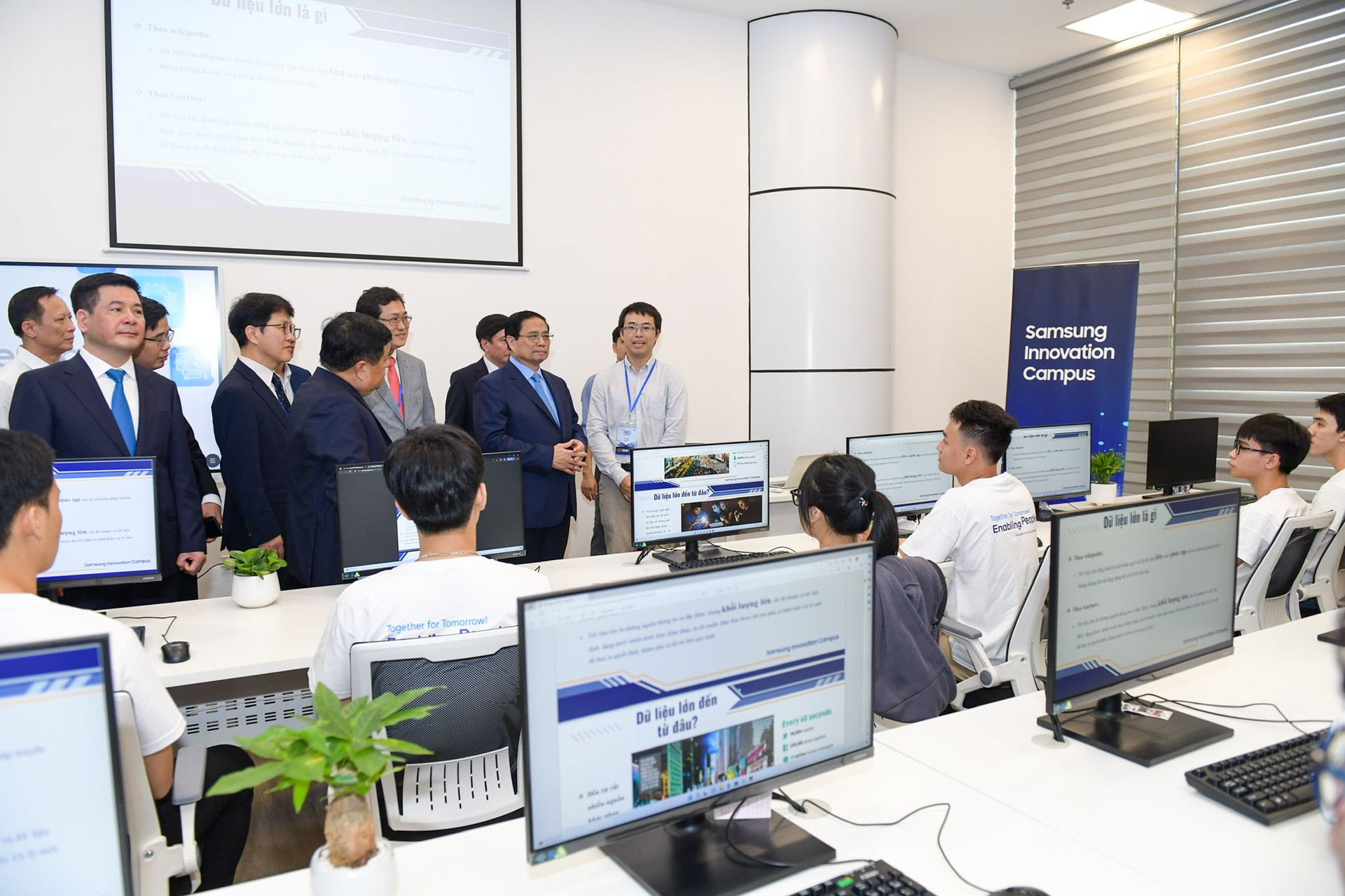 Viettel, Samsung, SpaceX hội tụ tại Triển lãm Quốc tế Đổi mới sáng tạo Việt Nam 2023: Trình diễn hàng loạt công nghệ mới, công bố chip 5G - Ảnh 9. Viettel, Samsung, SpaceX hội tụ tại Triển lãm Quốc tế Đổi mới sáng tạo Việt Nam 2023: Trình diễn hàng loạt công nghệ mới, công bố chip 5G - Ảnh 9.
