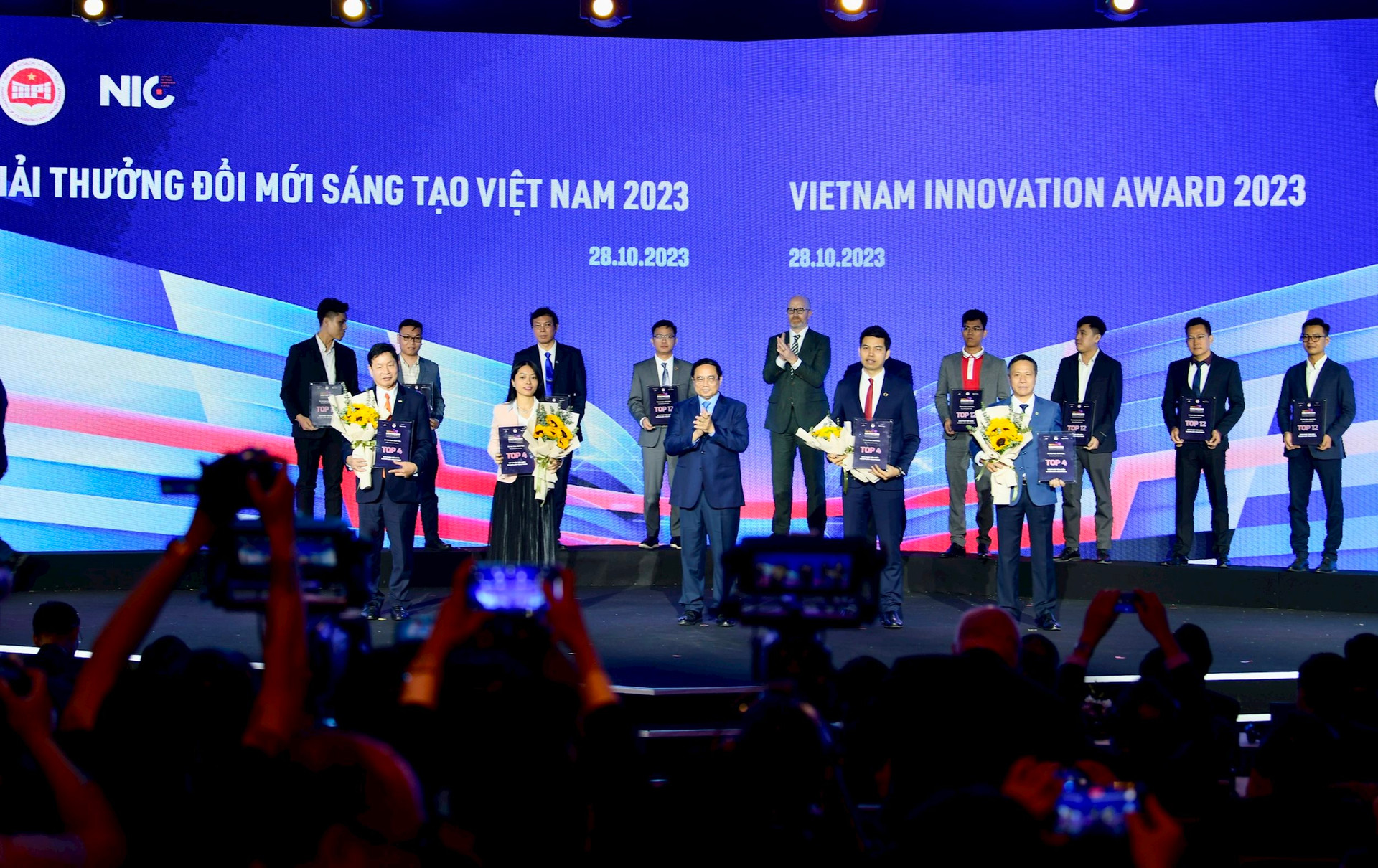 Viettel, Samsung, SpaceX hội tụ tại Triển lãm Quốc tế Đổi mới sáng tạo Việt Nam 2023: Trình diễn hàng loạt công nghệ mới, công bố chip 5G - Ảnh 3. Viettel, Samsung, SpaceX hội tụ tại Triển lãm Quốc tế Đổi mới sáng tạo Việt Nam 2023: Trình diễn hàng loạt công nghệ mới, công bố chip 5G - Ảnh 3.