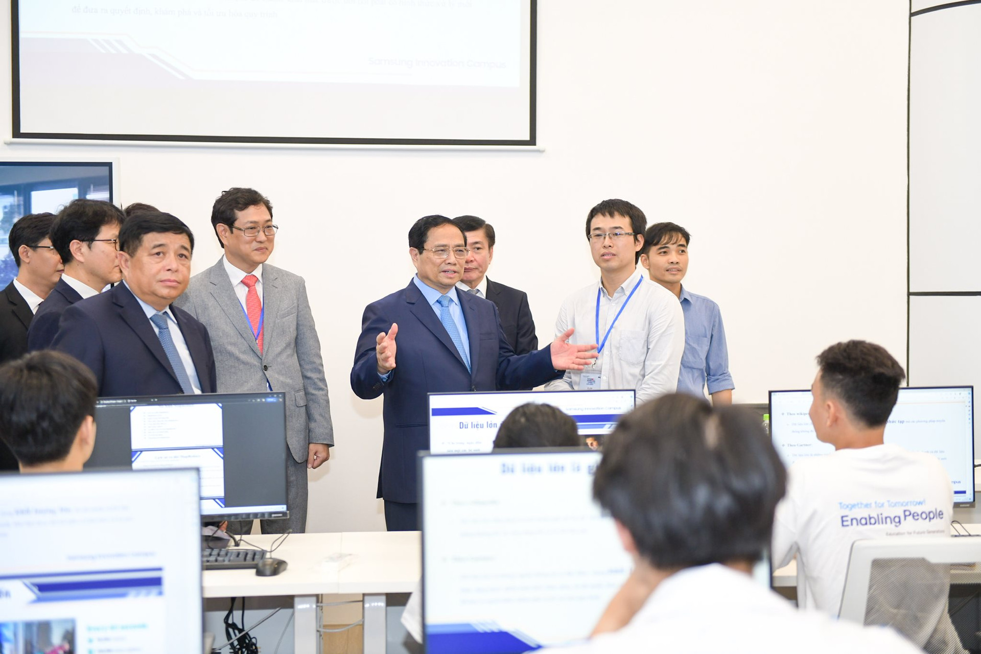 Viettel, Samsung, SpaceX hội tụ tại Triển lãm Quốc tế Đổi mới sáng tạo Việt Nam 2023: Trình diễn hàng loạt công nghệ mới, công bố chip 5G - Ảnh 10. Viettel, Samsung, SpaceX hội tụ tại Triển lãm Quốc tế Đổi mới sáng tạo Việt Nam 2023: Trình diễn hàng loạt công nghệ mới, công bố chip 5G - Ảnh 10.