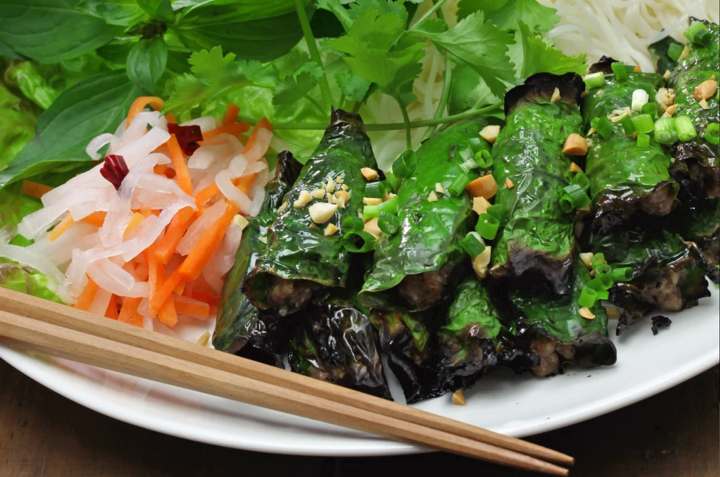 Báo Úc khen bò nướng lá lốt của Việt Nam ‘ngon nhất hành tinh’ - Ảnh 1. Báo Úc khen bò nướng lá lốt của Việt Nam ‘ngon nhất hành tinh’ - Ảnh 1.
