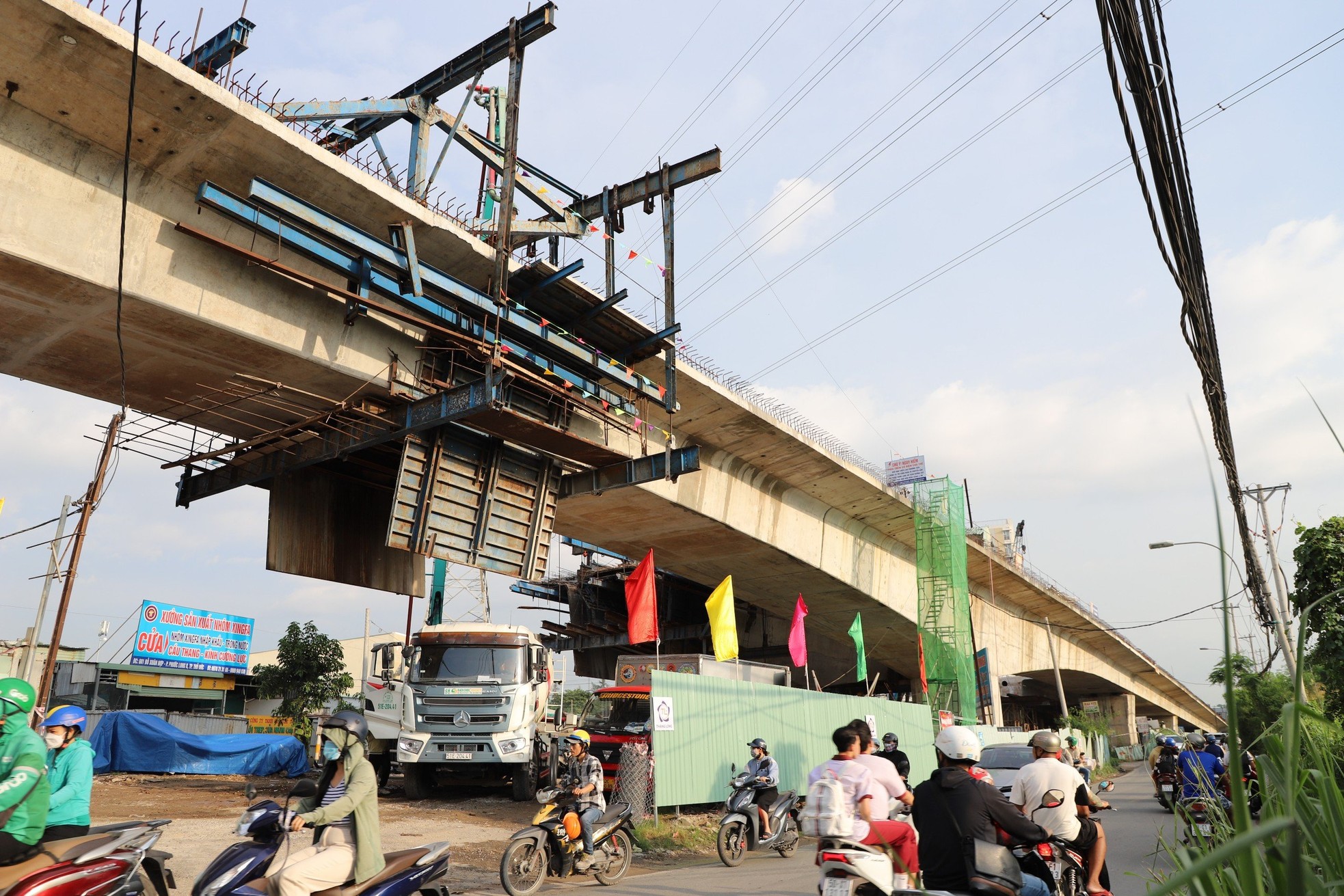 Cận cảnh cầu hơn 900 tỷ ở khu đông TPHCM hợp long nhịp chính sau 4 năm đắp chiếu - Ảnh 1. Cận cảnh cầu hơn 900 tỷ ở khu đông TPHCM hợp long nhịp chính sau 4 năm đắp chiếu - Ảnh 1.