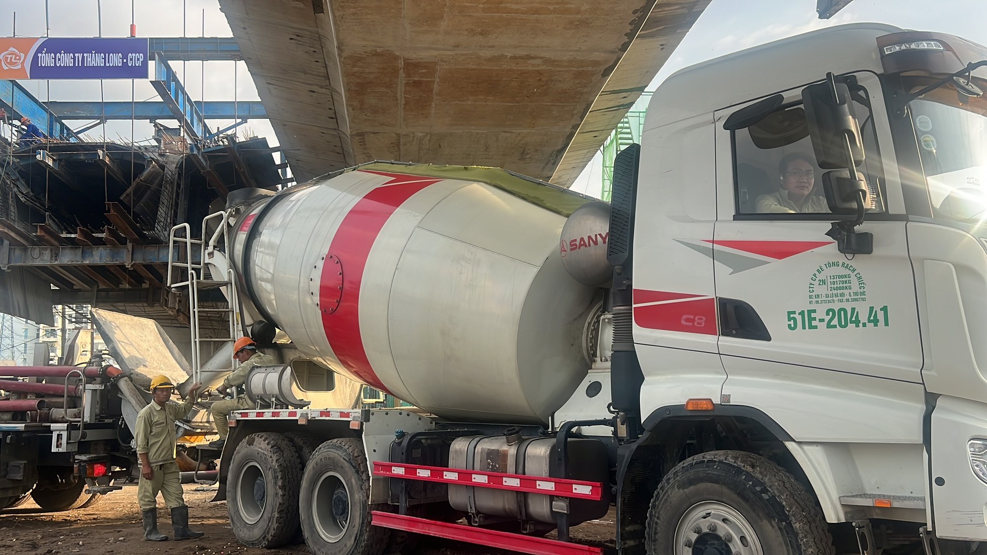 Cận cảnh cầu hơn 900 tỷ ở khu đông TPHCM hợp long nhịp chính sau 4 năm đắp chiếu - Ảnh 7. Cận cảnh cầu hơn 900 tỷ ở khu đông TPHCM hợp long nhịp chính sau 4 năm đắp chiếu - Ảnh 7.