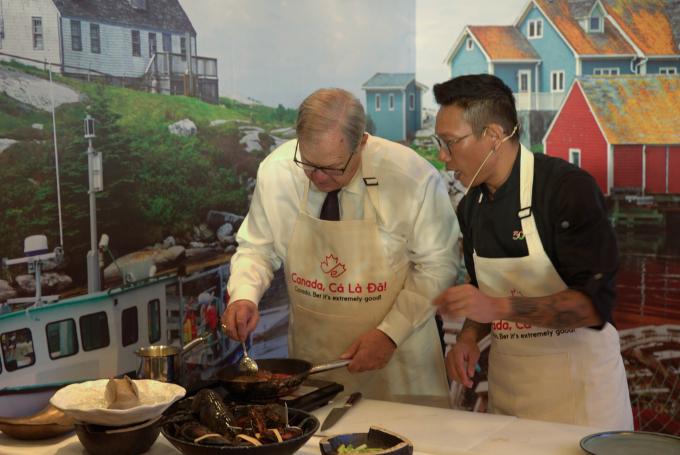 Bộ trưởng nông nghiệp Canada vào bếp nấu món tôm hùm trứ danh, mong muốn hỗ trợ Việt Nam xuất khẩu nông sản ra toàn thế giới - Ảnh 3.