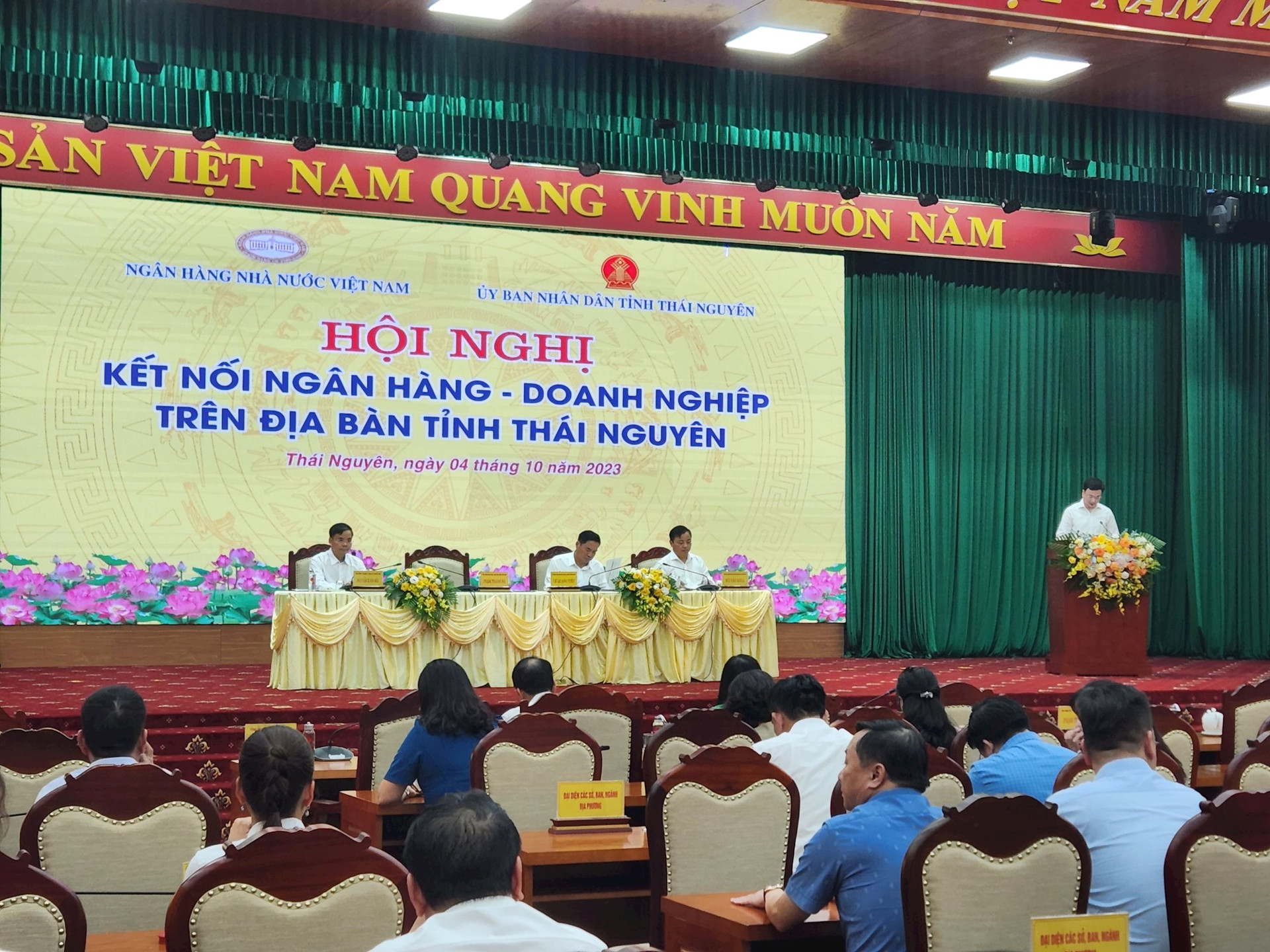 Tín dụng bất ngờ tăng vọt trong tuần cuối tháng 9, tiền ngân hàng chảy mạnh ra nền kinh tế - Ảnh 1.