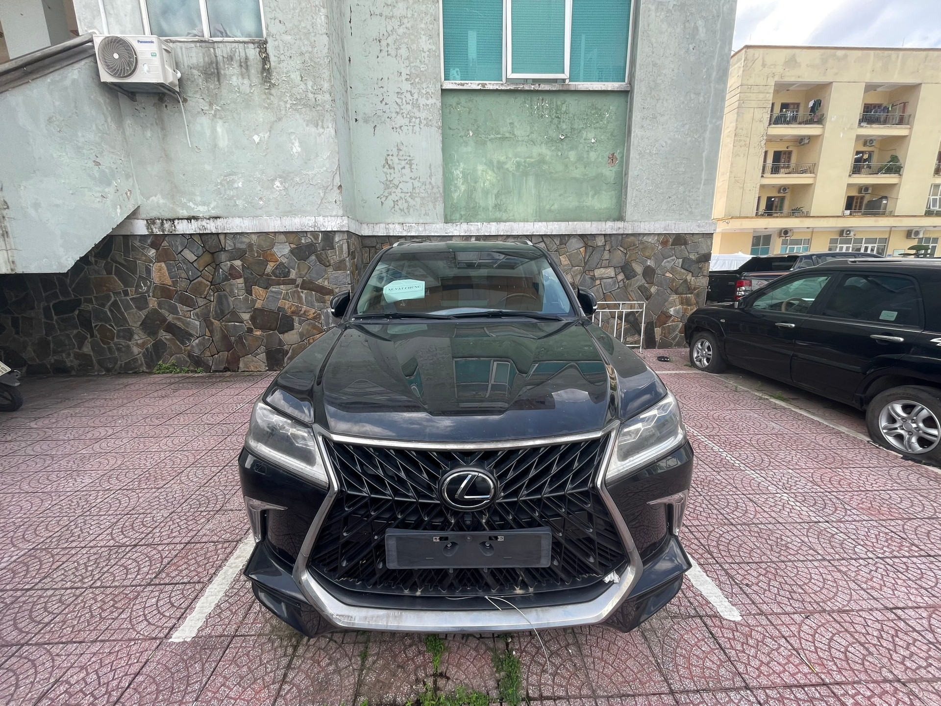 Một công ty ở Hà Tĩnh đấu giá lô xe sang có cả Lexus LX-570, Range Rover giá khởi điểm 10,5 tỷ đồng - Ảnh 1.