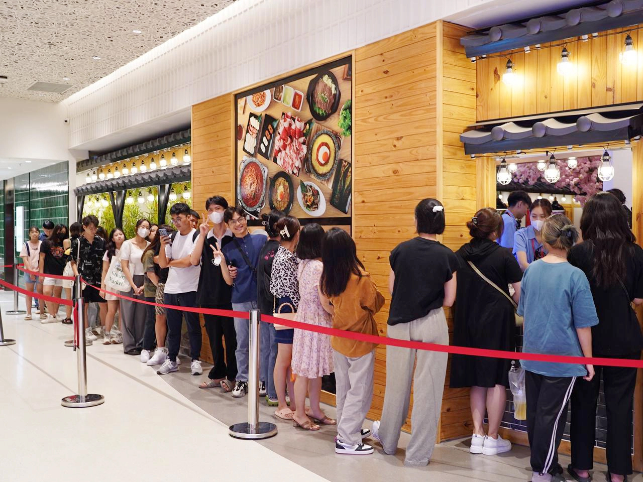 Dù bị chê đắt và không ngon, các hàng bánh đồng xu phô mai vẫn mọc lên như nấm khắp Hà Nội - Ảnh 3. Dù bị chê đắt và không ngon, các hàng bánh đồng xu phô mai vẫn mọc lên như nấm khắp Hà Nội - Ảnh 3.