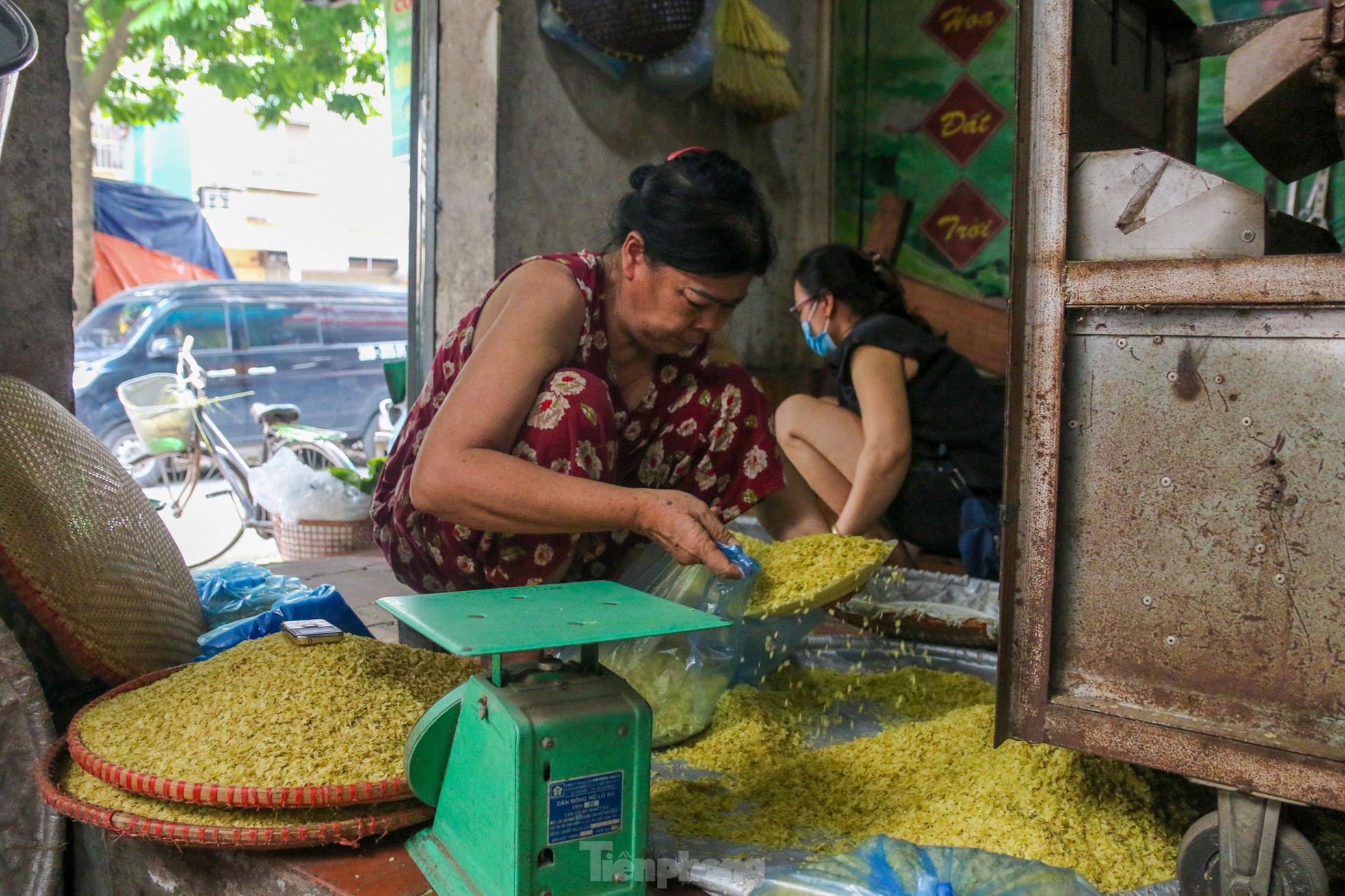 Làng Mễ Trì 'đỏ lửa', rộn ràng nhịp chày giã cốm - Ảnh 10.