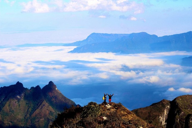 Những cung đường trekking nổi tiếng dành cho người ưa 'săn mây, hái sao' - Ảnh 1.