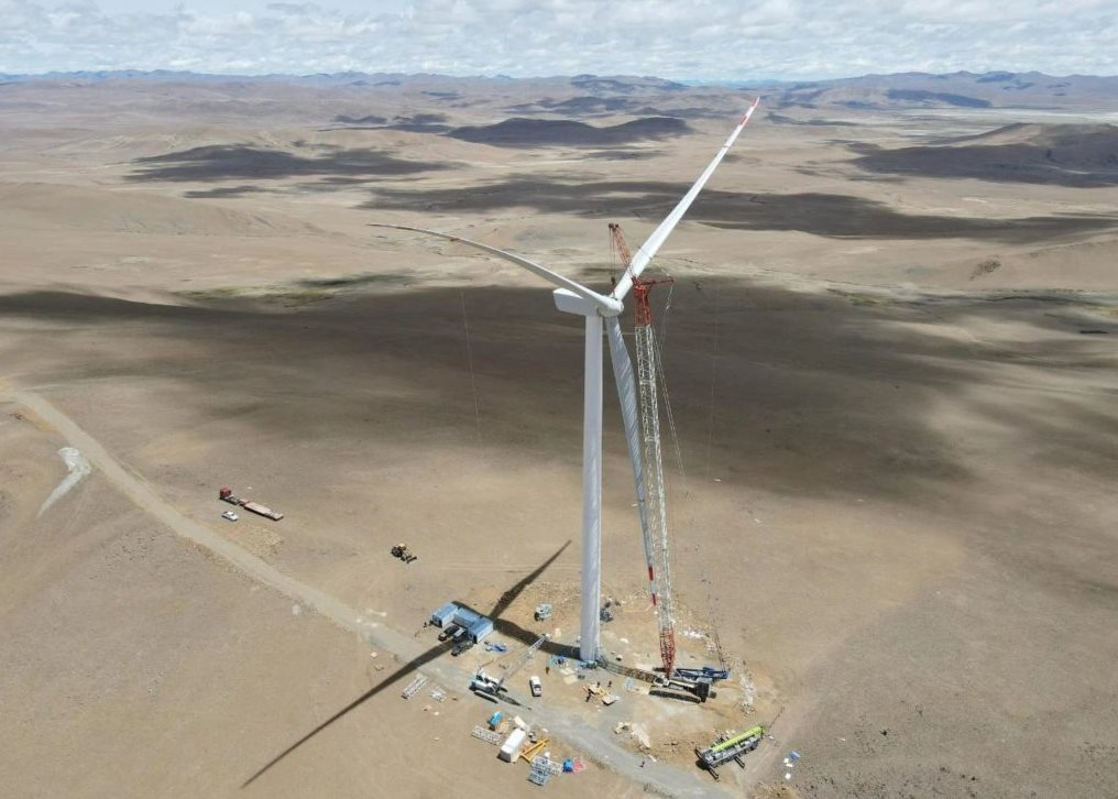 Trung Quốc khiến thế giới ngỡ ngàng khi ‘trồng’ turbine gió trên mây: Vị trí cao kỷ lục 5.200m, 140.000 hộ gia đình đủ điện dùng cả năm, giảm thiểu 60.000 tấn than/năm - Ảnh 2. Trung Quốc khiến thế giới ngỡ ngàng khi ‘trồng’ turbine gió trên mây: Vị trí cao kỷ lục 5.200m, 140.000 hộ gia đình đủ điện dùng cả năm, giảm thiểu 60.000 tấn than/năm - Ảnh 2.