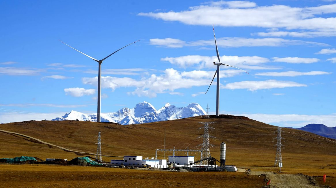 Trung Quốc khiến thế giới ngỡ ngàng khi ‘trồng’ turbine gió trên mây: Vị trí cao kỷ lục 5.200m, 140.000 hộ gia đình đủ điện dùng cả năm, giảm thiểu 60.000 tấn than/năm - Ảnh 3. Trung Quốc khiến thế giới ngỡ ngàng khi ‘trồng’ turbine gió trên mây: Vị trí cao kỷ lục 5.200m, 140.000 hộ gia đình đủ điện dùng cả năm, giảm thiểu 60.000 tấn than/năm - Ảnh 3.