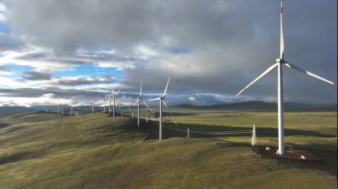 Trung Quốc khiến thế giới ngỡ ngàng khi ‘trồng’ turbine gió trên mây: Vị trí cao kỷ lục 5.200m, 140.000 hộ gia đình đủ điện dùng cả năm, giảm thiểu 60.000 tấn than/năm - Ảnh 4. Trung Quốc khiến thế giới ngỡ ngàng khi ‘trồng’ turbine gió trên mây: Vị trí cao kỷ lục 5.200m, 140.000 hộ gia đình đủ điện dùng cả năm, giảm thiểu 60.000 tấn than/năm - Ảnh 4.
