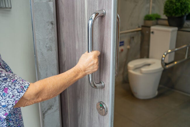 8 lời khuyên để tăng cường an toàn trong nhà cho các thành viên cao tuổi - Ảnh 5. 8 lời khuyên để tăng cường an toàn trong nhà cho các thành viên cao tuổi - Ảnh 5.