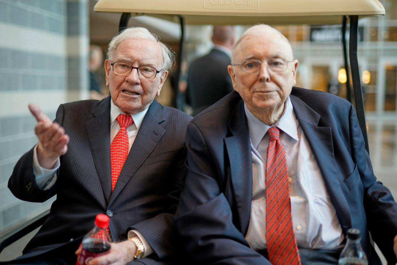 Câu chuyện 'già mà vẫn dẻo dai' của Warren Buffett: Kỷ nguyên của các CEO 100 tuổi vui tính và không chịu ‘nhường ngôi’ - Ảnh 1.