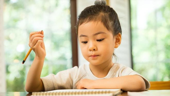 Trẻ thích đặt câu hỏi khiến người lớn cảm thấy phiền nhưng là biểu hiện của một em bé thông minh - Ảnh 1. Trẻ thích đặt câu hỏi khiến người lớn cảm thấy phiền nhưng là biểu hiện của một em bé thông minh - Ảnh 1.