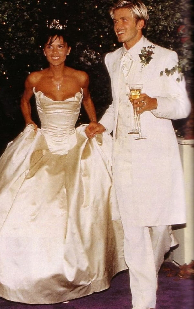 Siêu đám cưới David - Victoria Beckham ở lâu đài: Tốn hơn 24 tỷ, khách mời toàn sao khủng, chuyên cơ chở váy cưới xuyên Đại Tây Dương 4 lần - Ảnh 10.