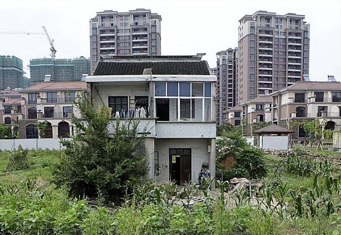 Nhà đinh đòi 10 tỷ và 2 căn hộ mới chịu dời đi: Chẳng nhận được đền bù, ngày ngày phải lội nước mới vào được nhà - Ảnh 1. Nhà đinh đòi 10 tỷ và 2 căn hộ mới chịu dời đi: Chẳng nhận được đền bù, ngày ngày phải lội nước mới vào được nhà - Ảnh 1.