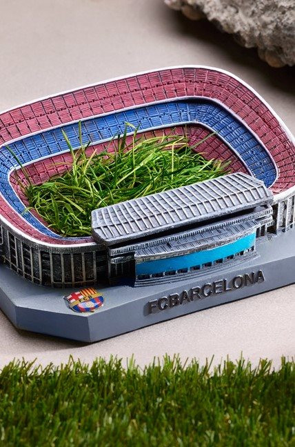 Đội bóng cũ của Messi bất ngờ bán cả ... cỏ của sân vận động Camp Nou để kiếm tiền, giá dao động từ 500 nghìn đến gần 11 triệu đồng - Ảnh 2.
