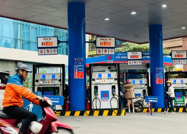 Giá xăng tăng sát mốc 24.000 đồng/lít - Ảnh 1.