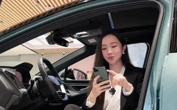 photo-1698800235734 photo-1698800235734