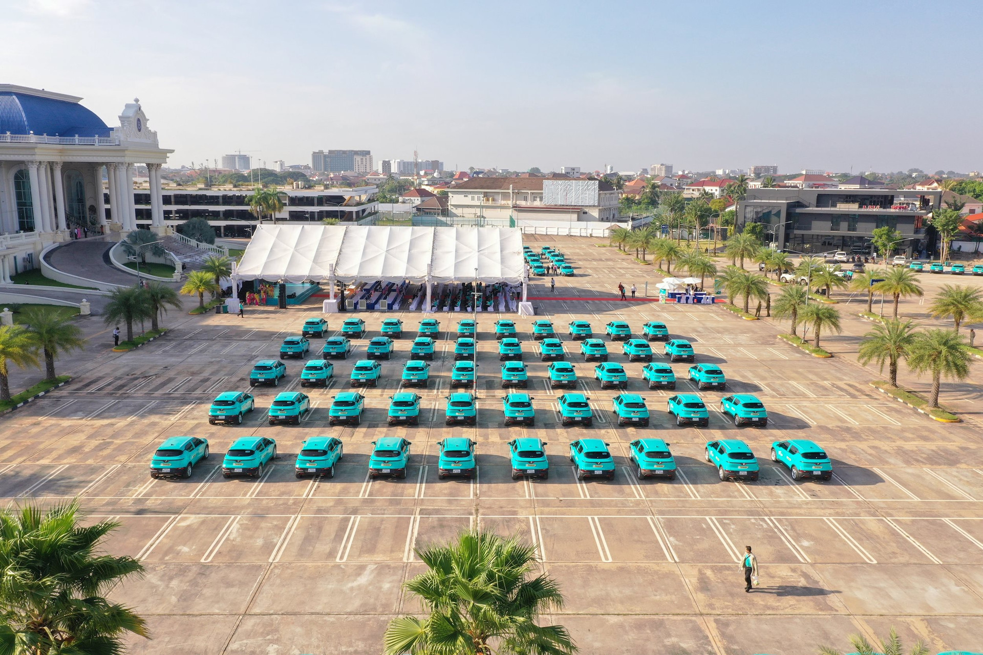 Taxi của tỷ phú Phạm Nhật Vượng chính thức hoạt động tại Lào, dự kiến nâng lên 1.000 xe - Ảnh 2.