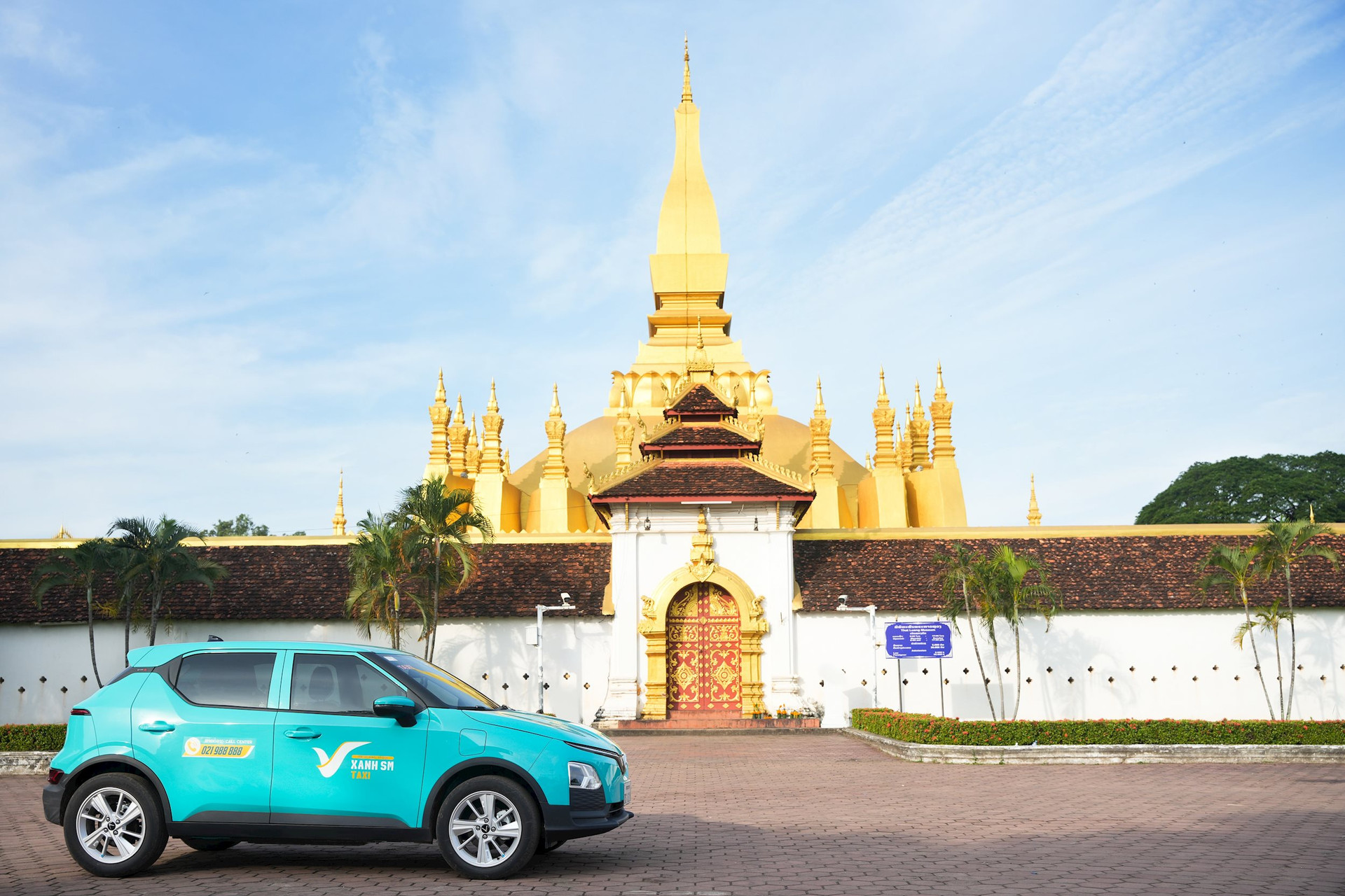 Taxi của tỷ phú Phạm Nhật Vượng chính thức hoạt động tại Lào, dự kiến nâng lên 1.000 xe - Ảnh 1.