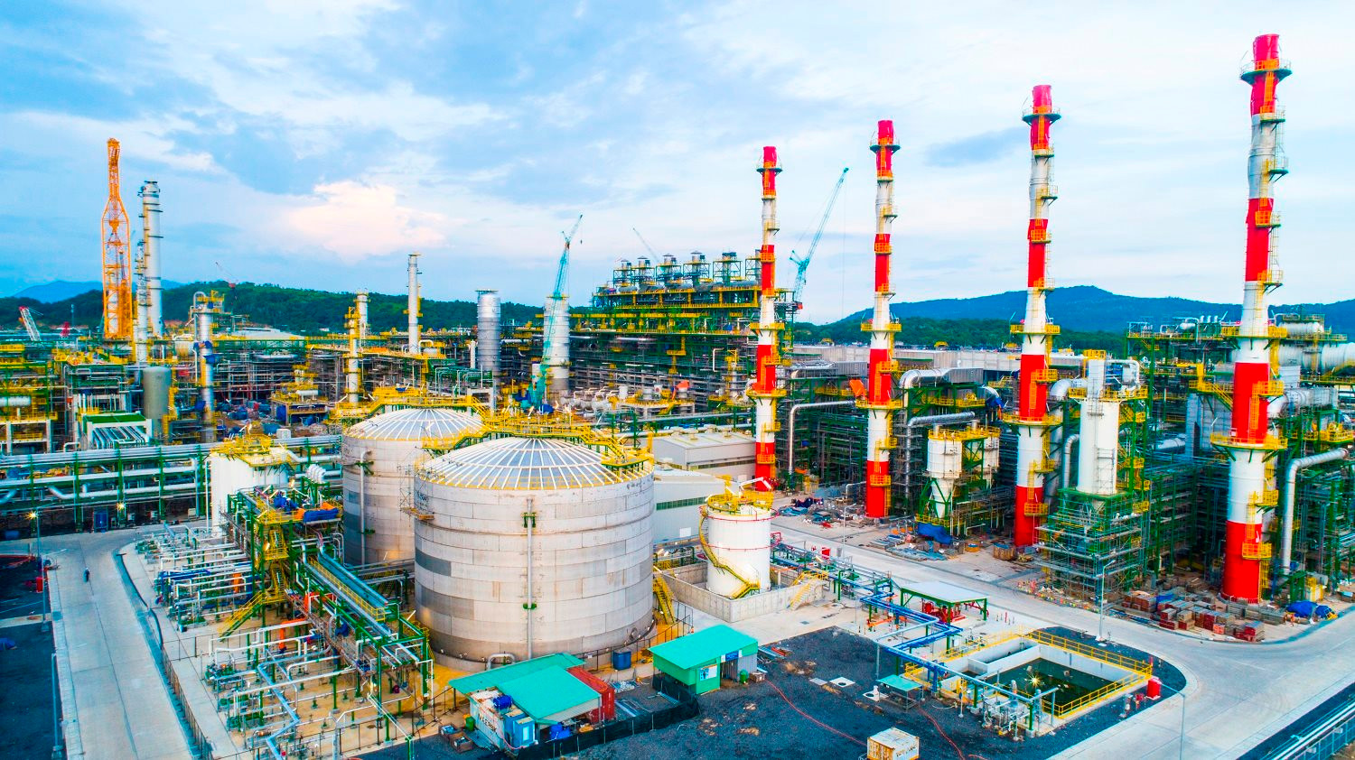 DN đằng sau Tổ hợp hóa dầu tích hợp hoàn chỉnh đầu tiên tại  Việt Nam: Tổng vốn hơn 5 tỷ USD, sắp vận hành sau 15 năm đầu tư - Ảnh 1.