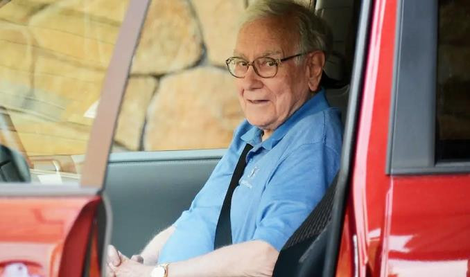 Giàu thứ 5 thế giới, thừa điều kiện đi xế xịn nhưng tỷ phú Warren Buffett vẫn đi xe &quot;cà tàng&quot; vì một lý do - Ảnh 1.