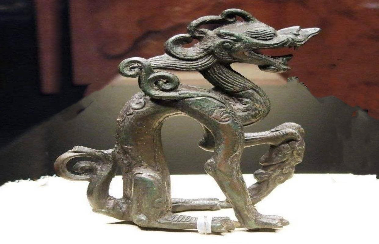 Lão nông "mất ăn mất ngủ" vì nhặt được "con rồng cao 19,6 cm" biết la hét mỗi đêm, chuyên gia mừng rỡ phán: "Đó là bảo vật vô giá!" - Ảnh 1. Lão nông "mất ăn mất ngủ" vì nhặt được "con rồng cao 19,6 cm" biết la hét mỗi đêm, chuyên gia mừng rỡ phán: "Đó là bảo vật vô giá!" - Ảnh 1.