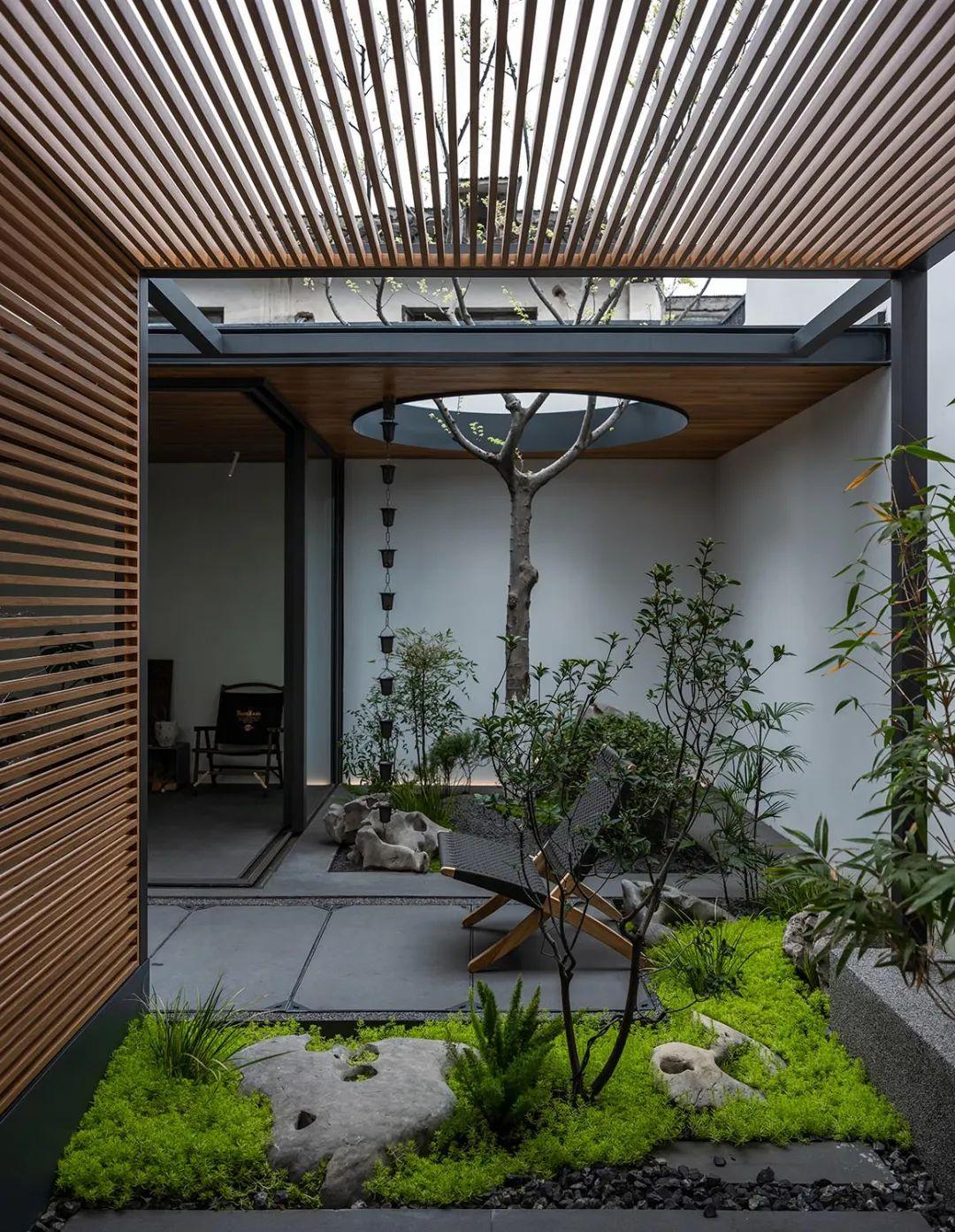 Chiêm ngưỡng căn nhà 500m2 tốn 8 năm mới hoàn thành, có khu vườn và bể cá koi đầy ấn tượng - Ảnh 9. Chiêm ngưỡng căn nhà 500m2 tốn 8 năm mới hoàn thành, có khu vườn và bể cá koi đầy ấn tượng - Ảnh 9.