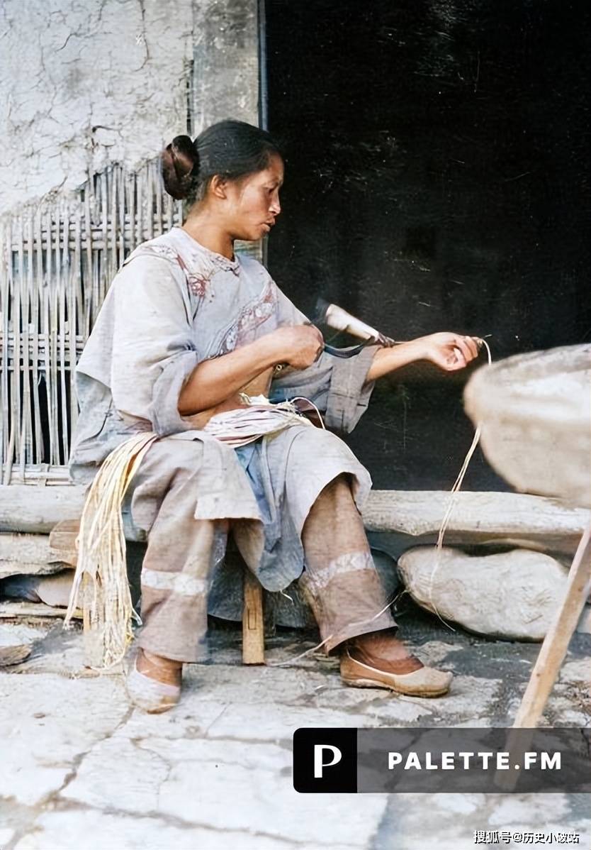 Thêm màu vào bộ ảnh cũ chụp phụ nữ thời Mãn Thanh, phát hiện một sự thật: Chỉ người giàu mới thích bó chân!- Ảnh 7. Thêm màu vào bộ ảnh cũ chụp phụ nữ thời Mãn Thanh, phát hiện một sự thật: Chỉ người giàu mới thích bó chân!- Ảnh 7.